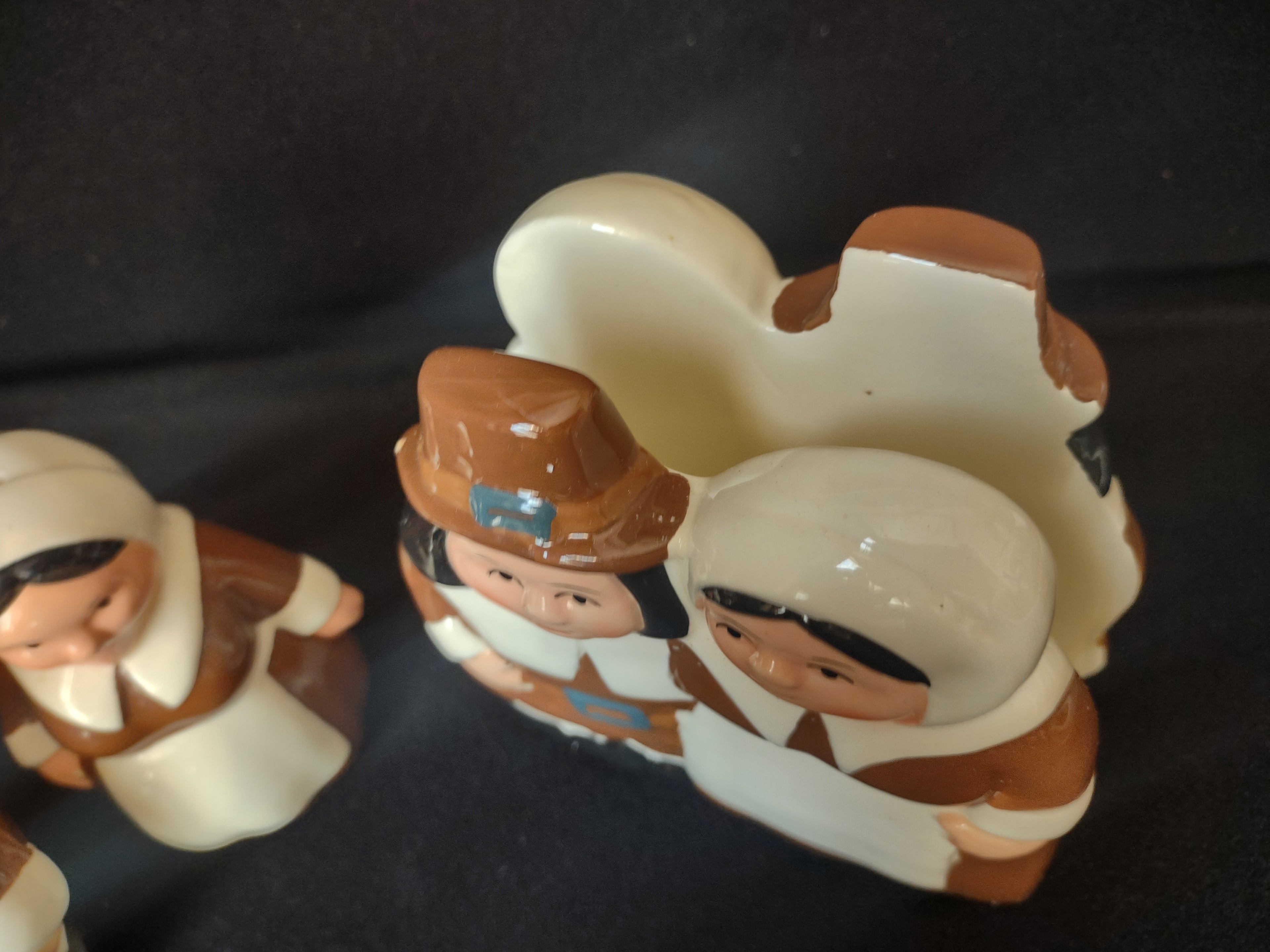 The Pilgrim Pair Thanksgiving Set Salt Pepper Shaker Napkin Holder (lot 2236)