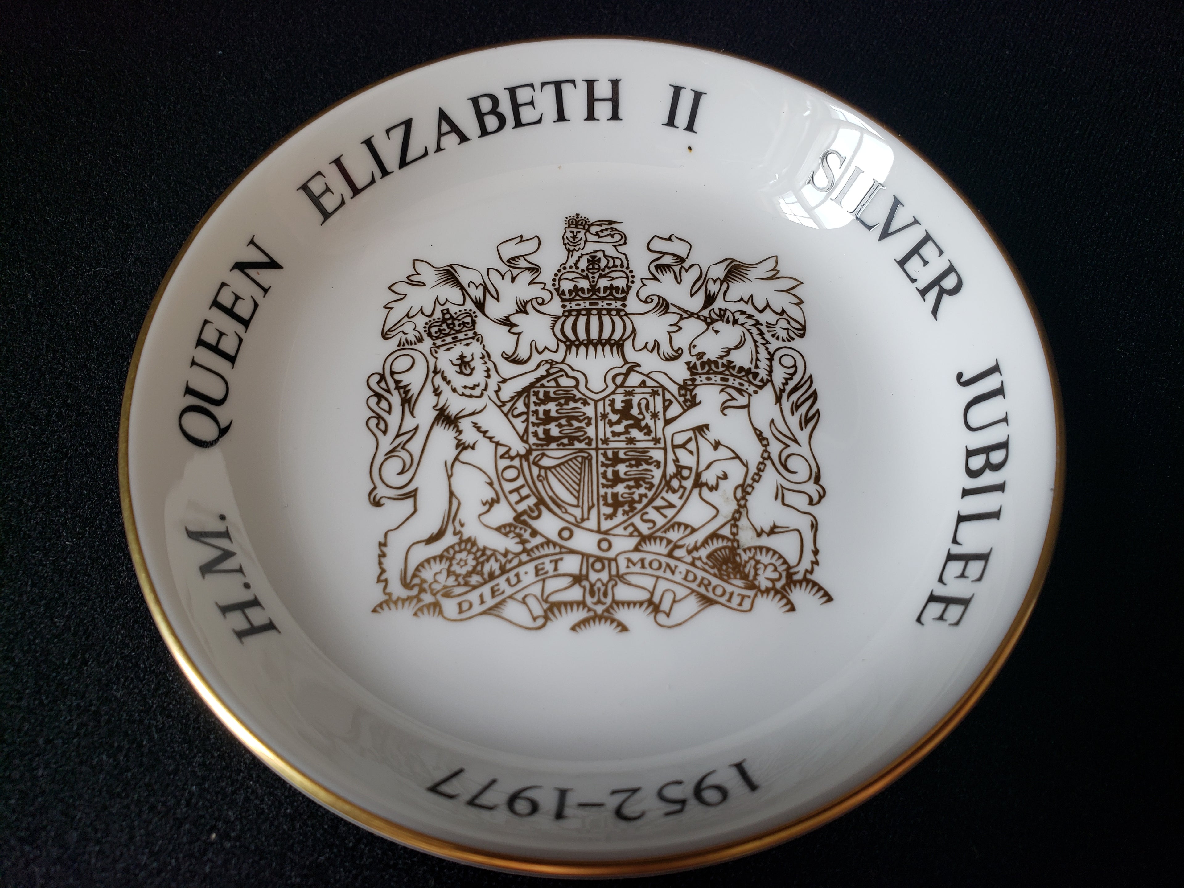 Vintage Royal Worcester H.M. Queen Elizabeth II Jubilee Dish 4-1/2" (lot 2085)