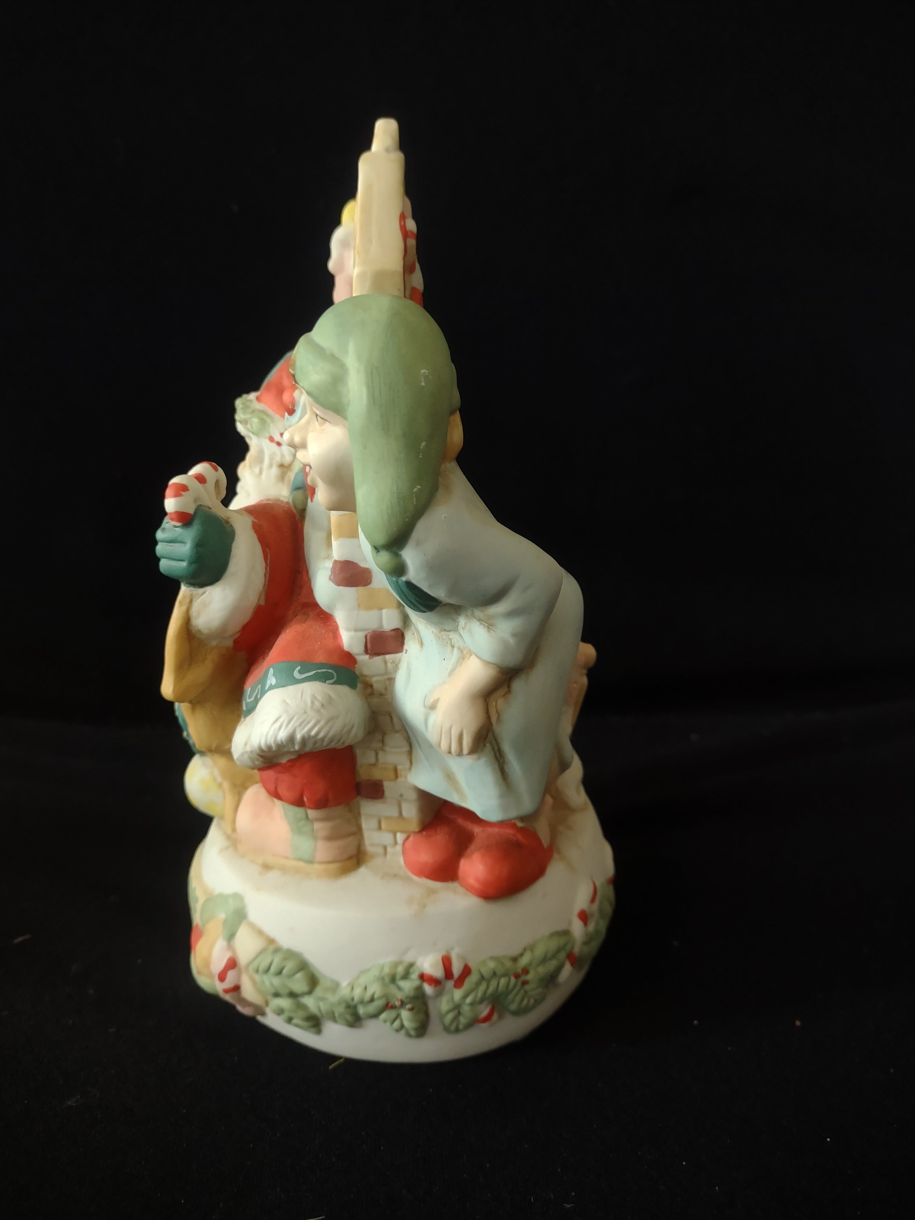 Vintage Porcelain Music Box Plays Santa Claus Is Coming To Town (Lot 3553)