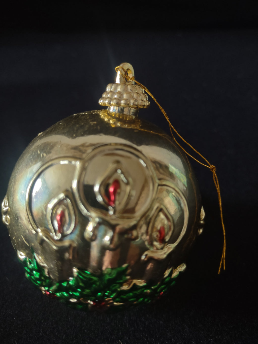 Christmas Plastic Ornaments Shiny Gold Holly Red Berries Candles X 8 (Lot 4539)