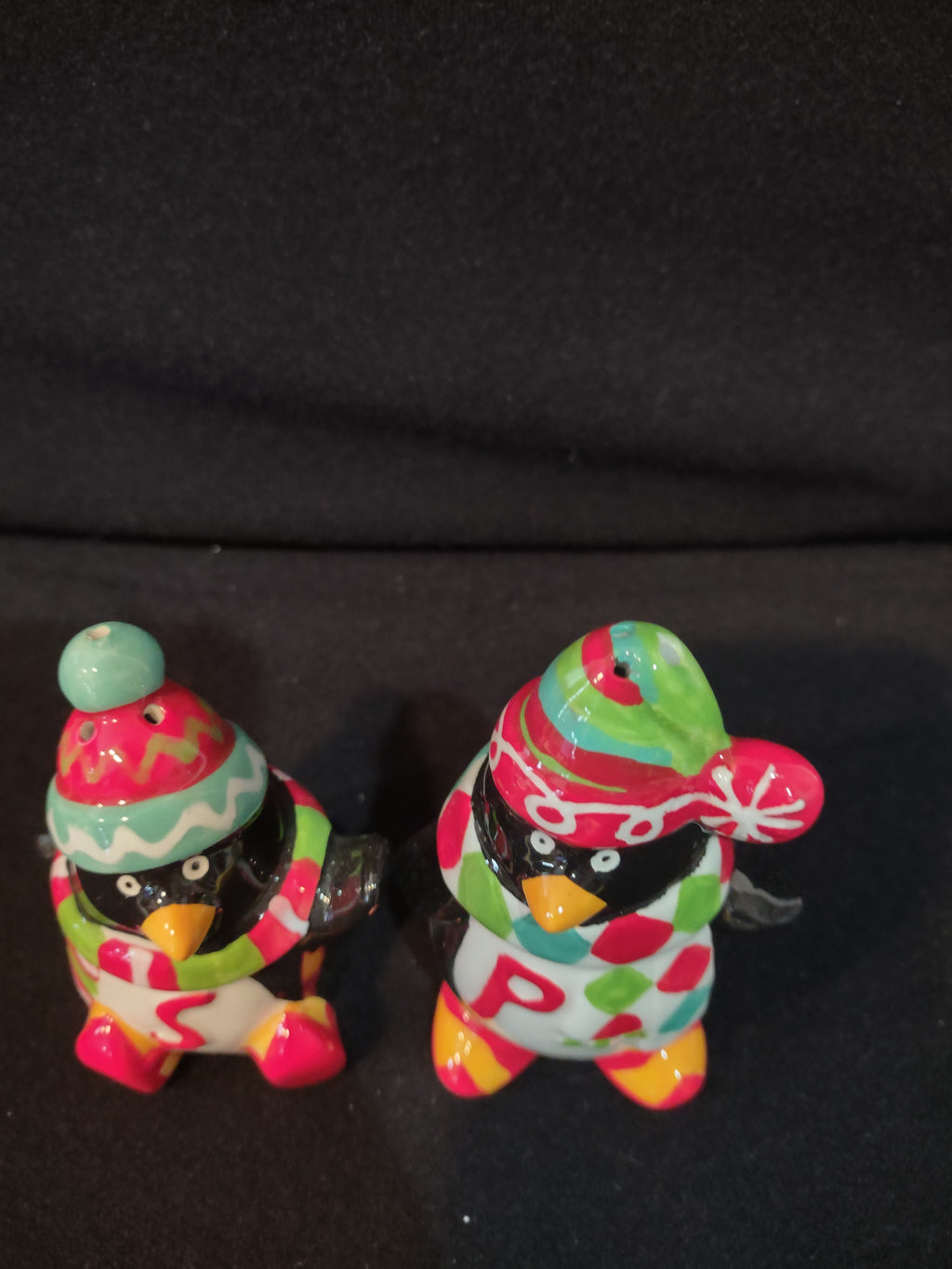 Christmas Holiday Ceramic Penguin Skates Salt Pepper Holder (Lot 4095)
