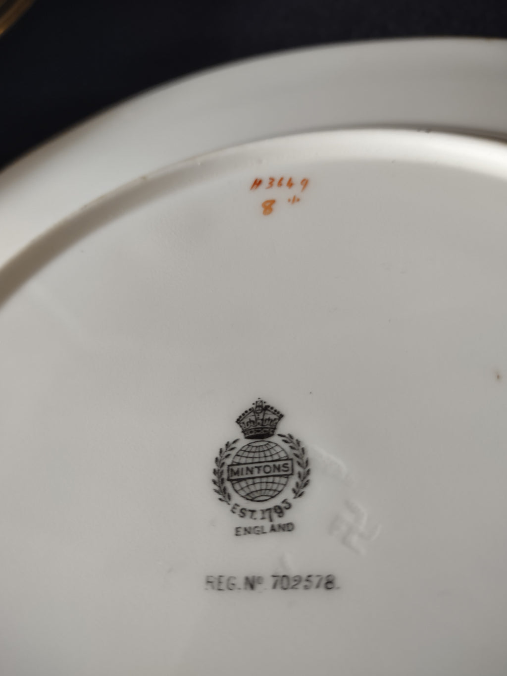 Vintage Minton Dinner Plate Bone China Floral Vase Green Scroll H3649 (Lot 5447)