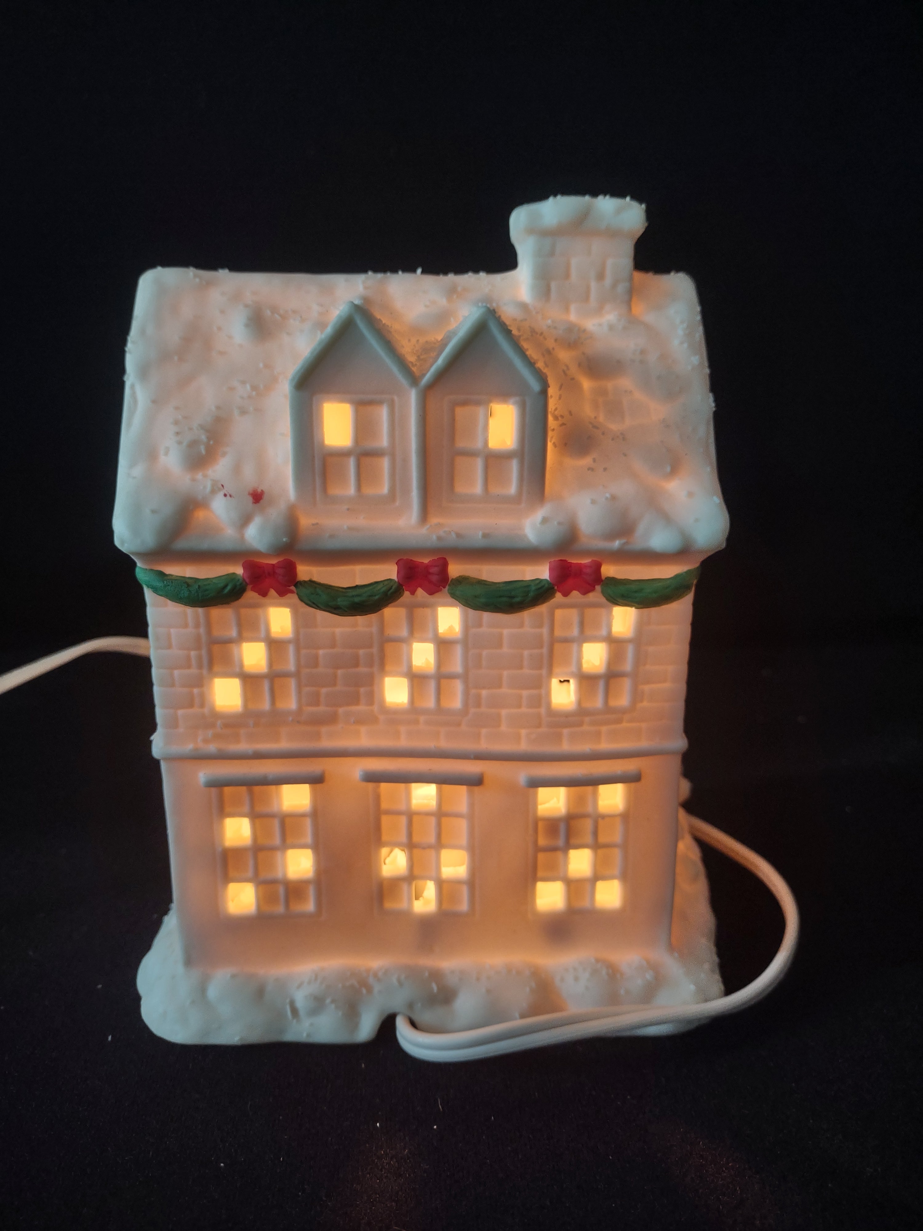 Vintage Thrift Drug Winter Wonderland Village Porcelain Light Up House (Lot 3597