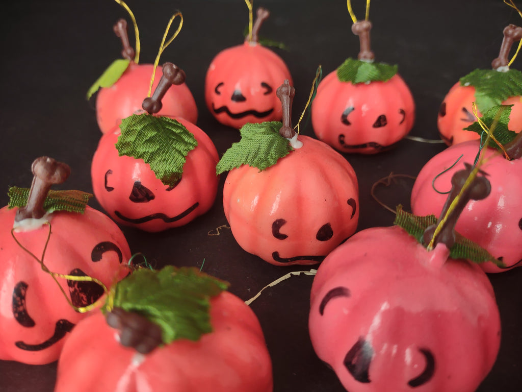13 x Halloween Plastic Small Pumpkin Hanging Ornaments (lot 1144)