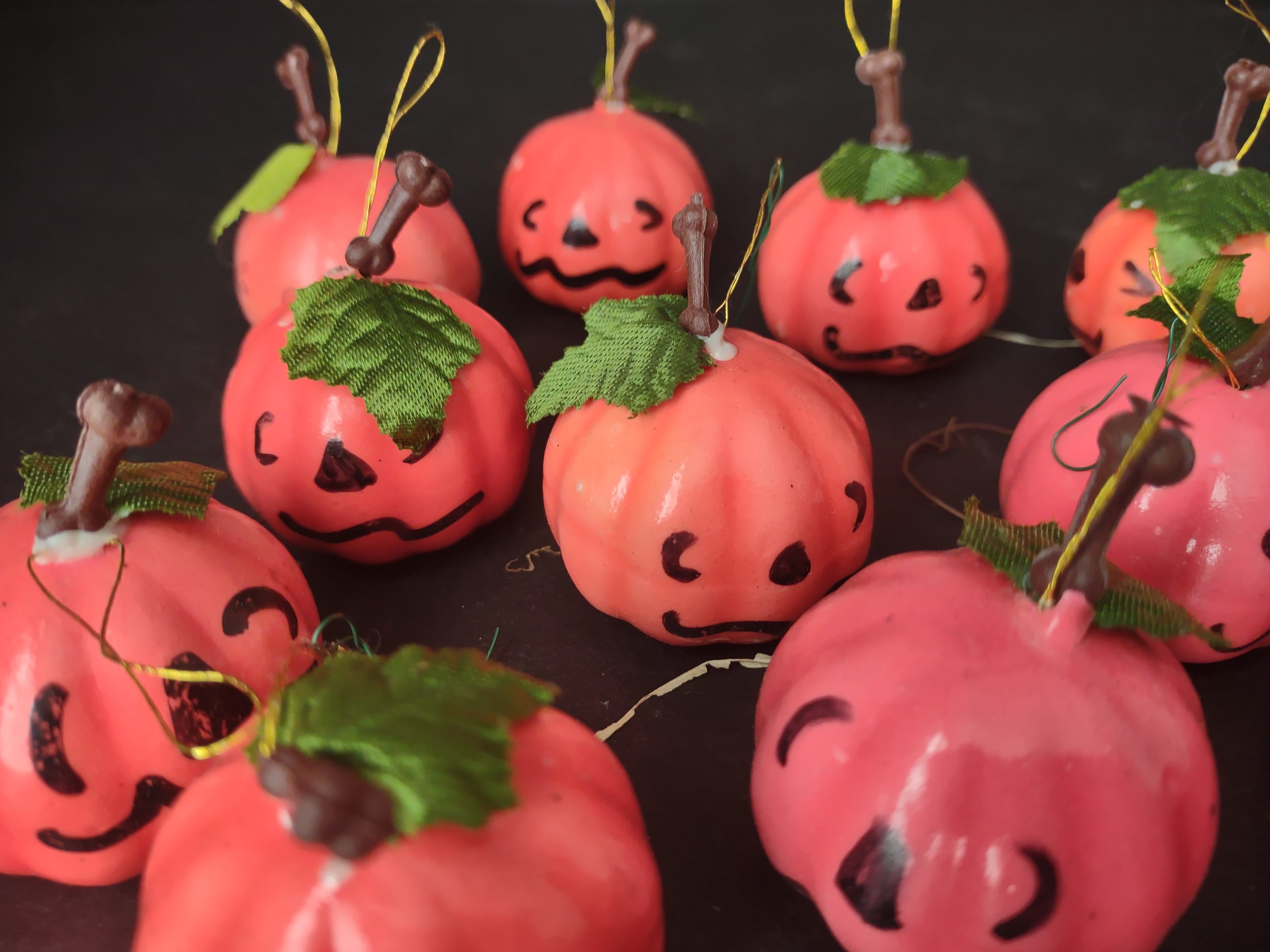 13 x Halloween Plastic Small Pumpkin Hanging Ornaments (lot 1144)