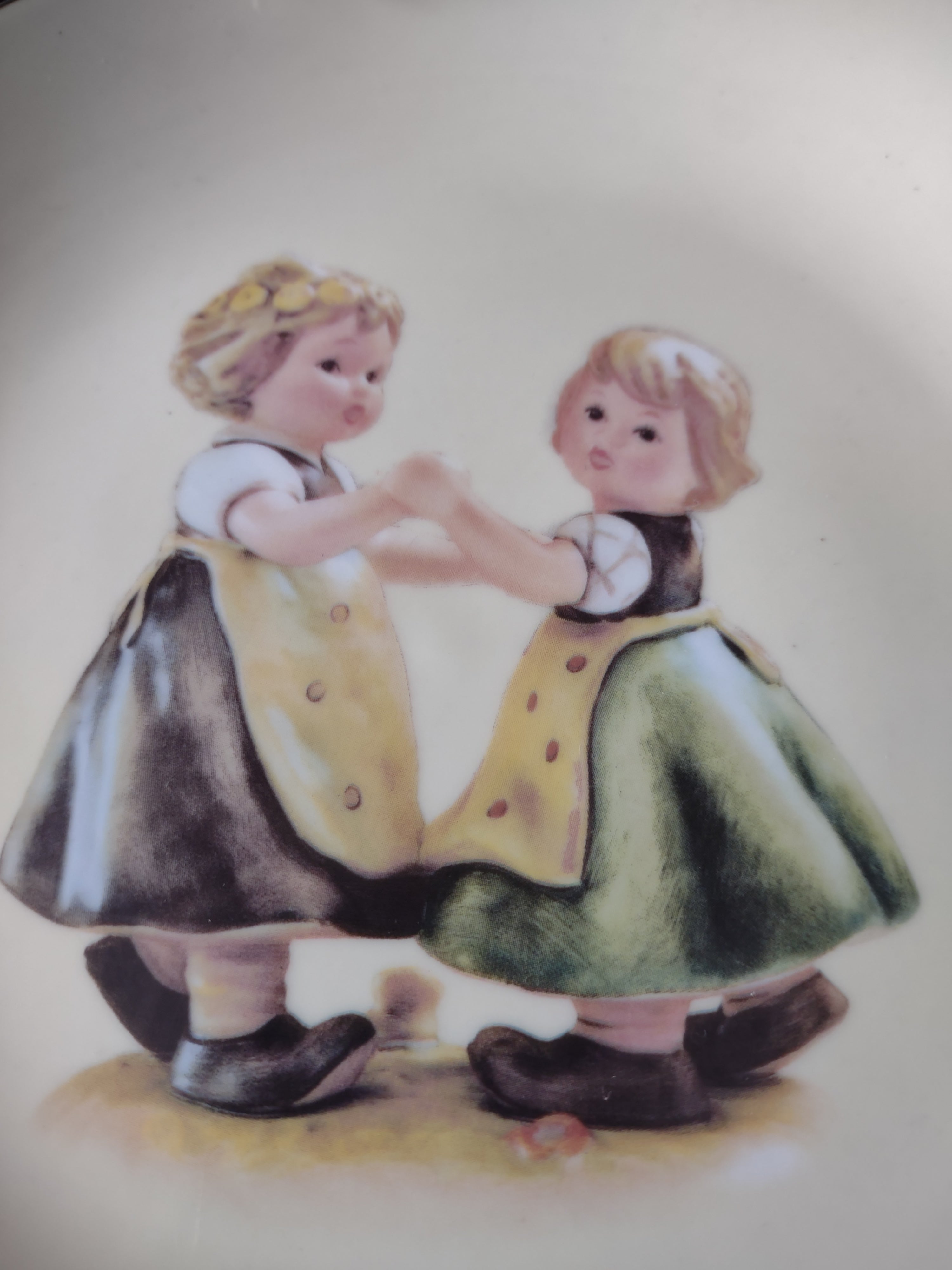 Vintage M J Hummel Collector Wall Plate 2nd Edition Spring Dance (Lot 5111)