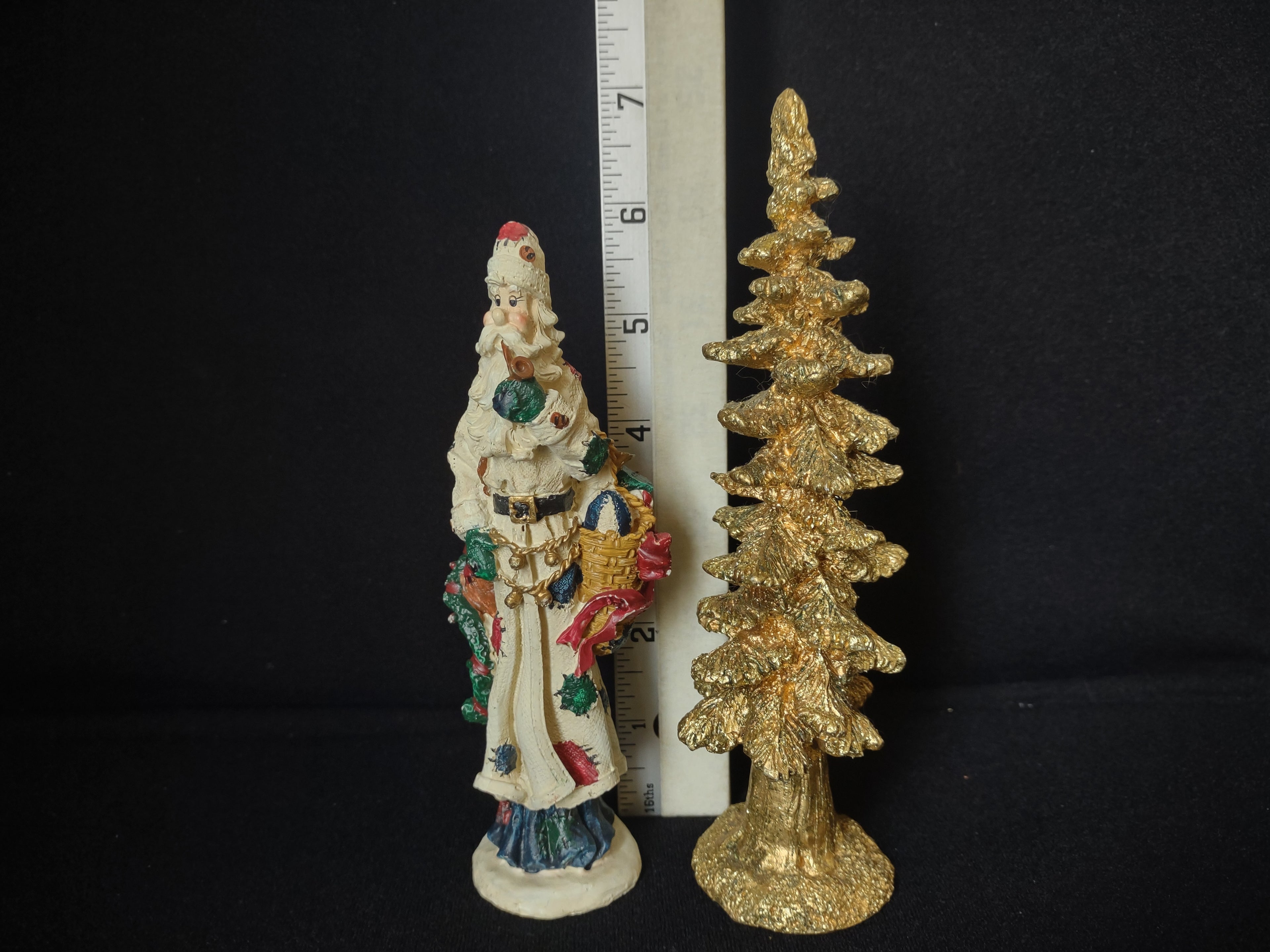 Christmas Decor Santa and Golden Christmas Tree 6" (lot 1718)