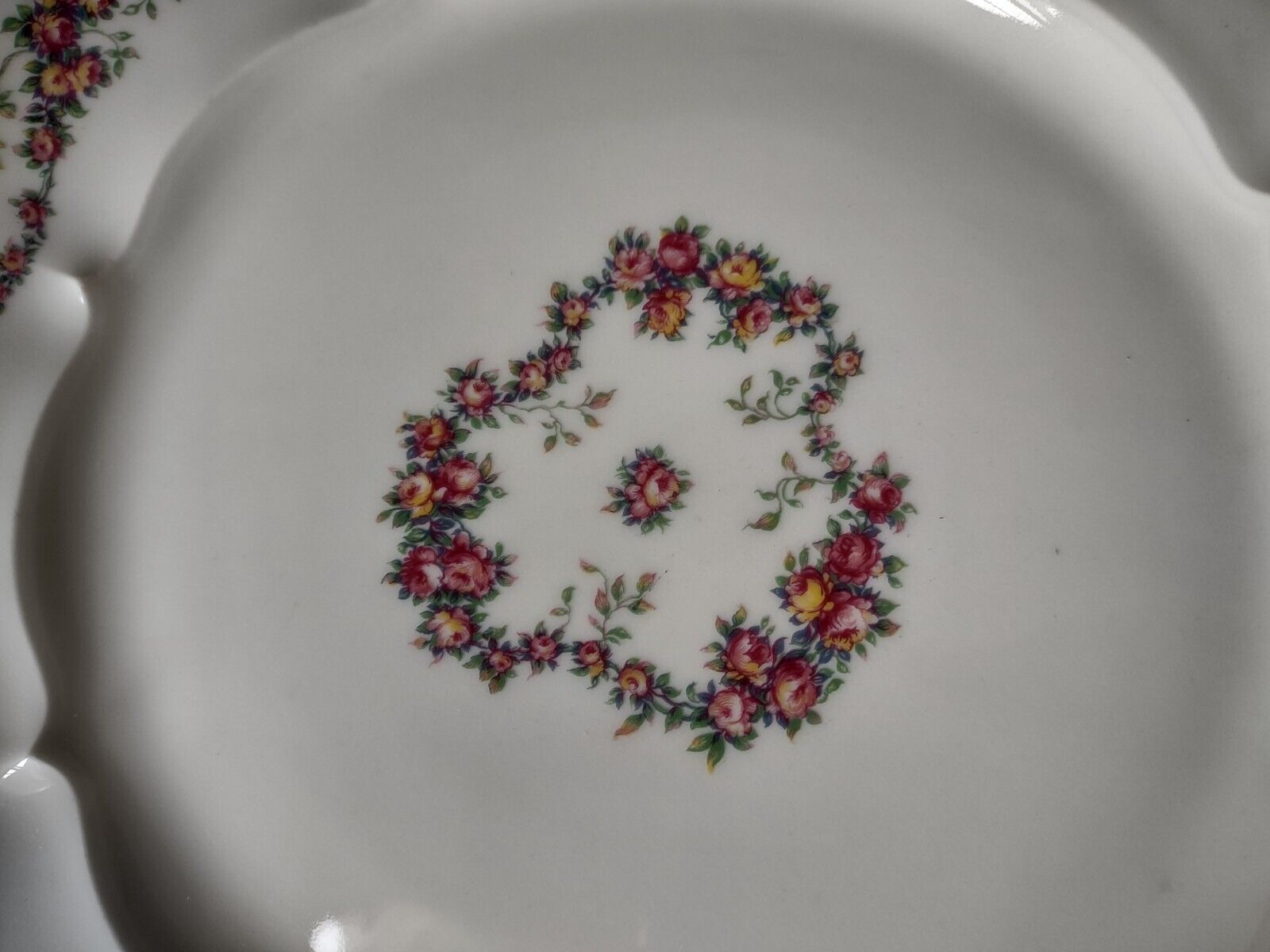 Haviland Limoges Red Rose Garland White Dinner Plate 9-3/4" (lot 355)
