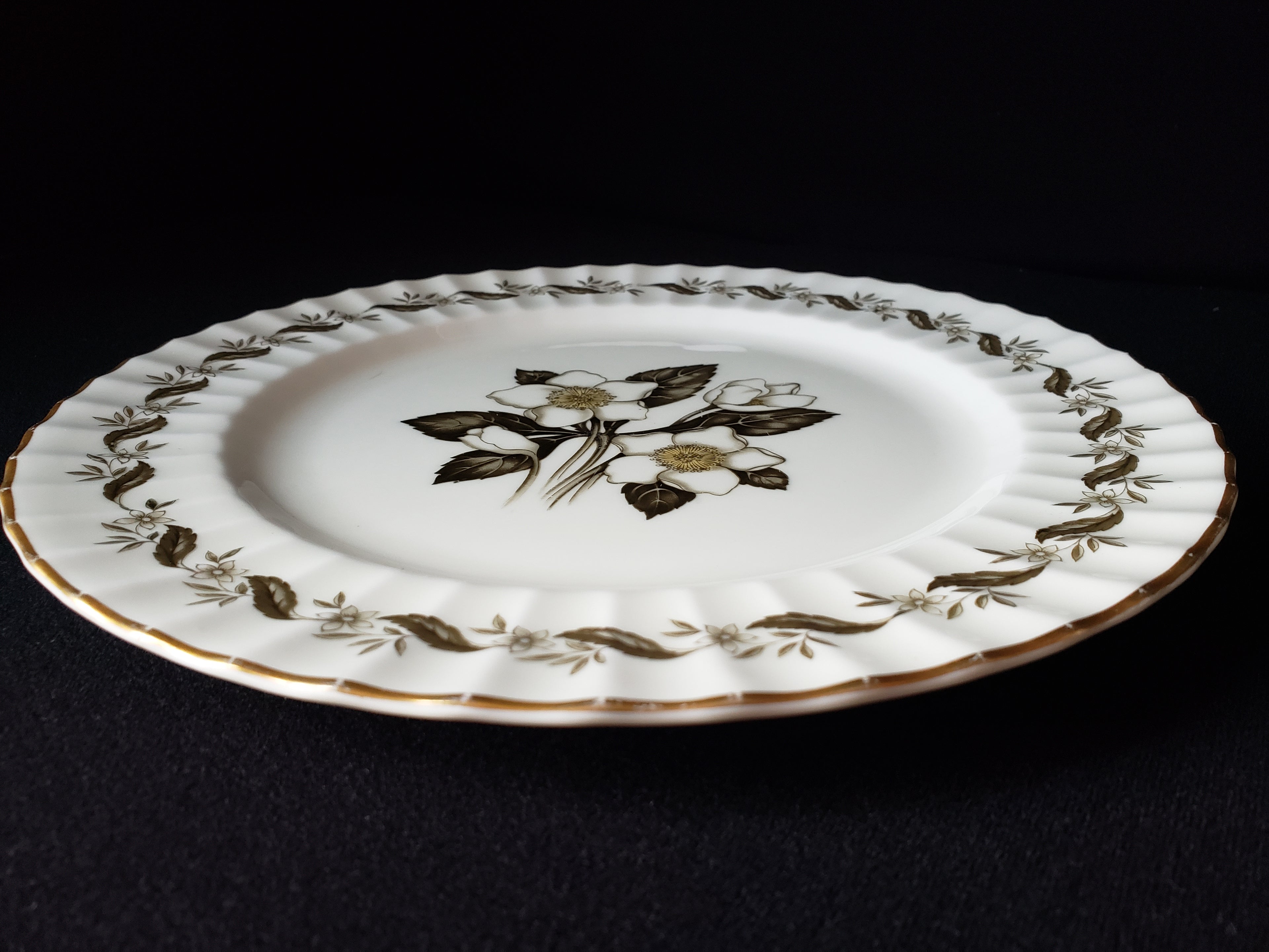 Vintage Royal Worcester Engadine Dinner Plate 10-1/2" (lot 2130)