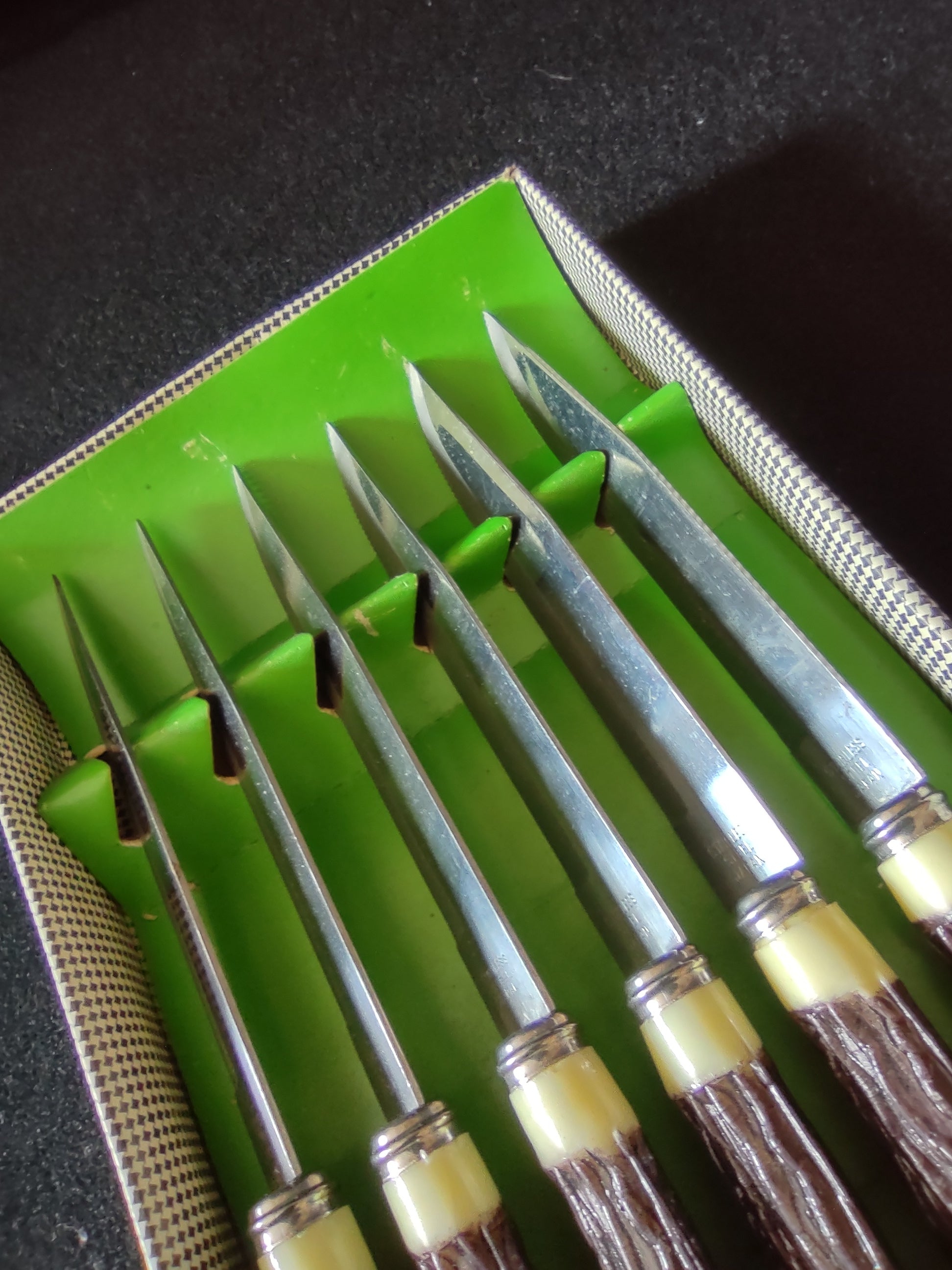 Vintage Stainless Steel Steak Knives Plastic Handles Set Of 6 (Lot 5518)