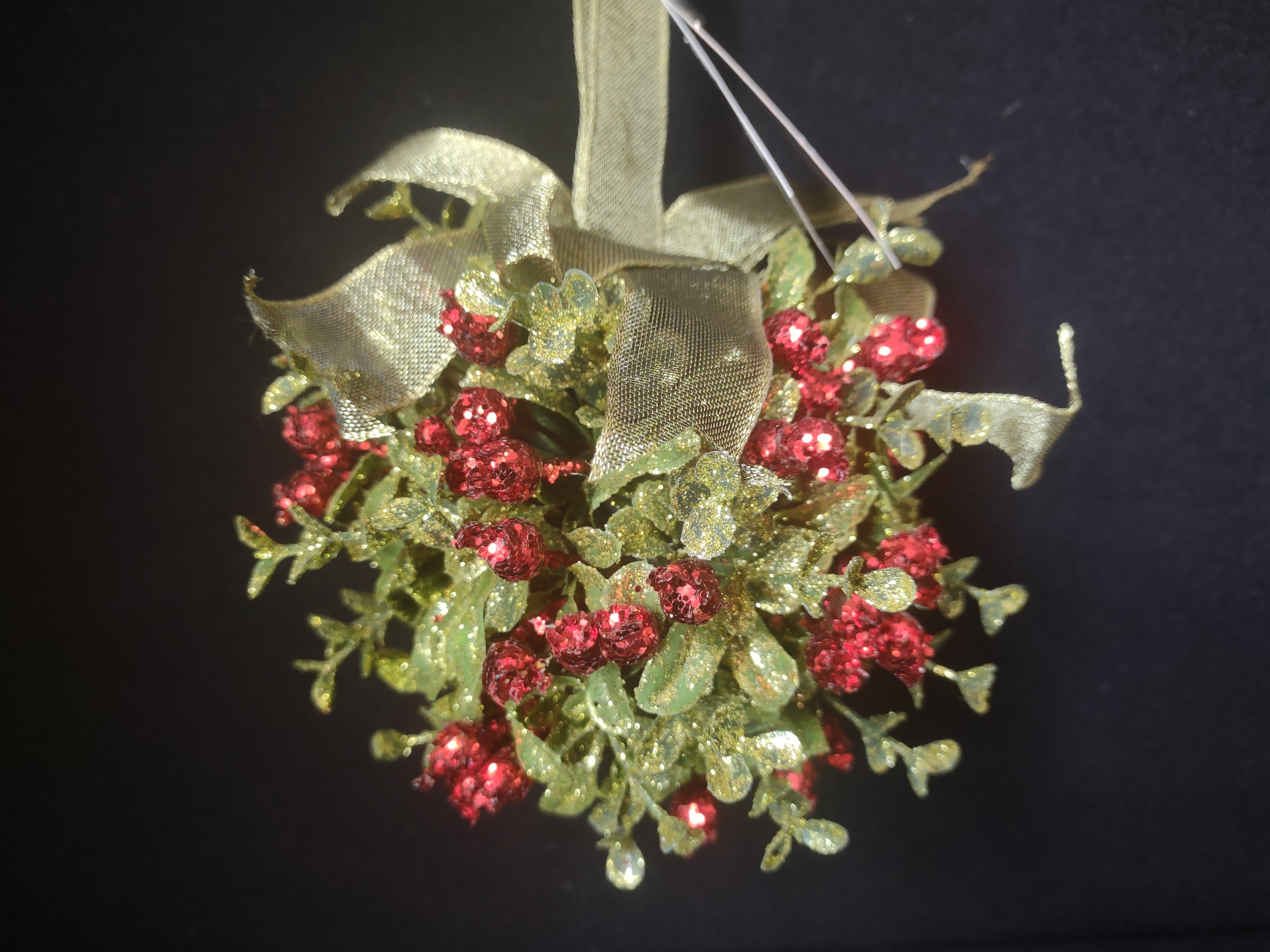 The Original Christmas Holiday Ornament Kissing Krystal Mistletoe (lot 1677)