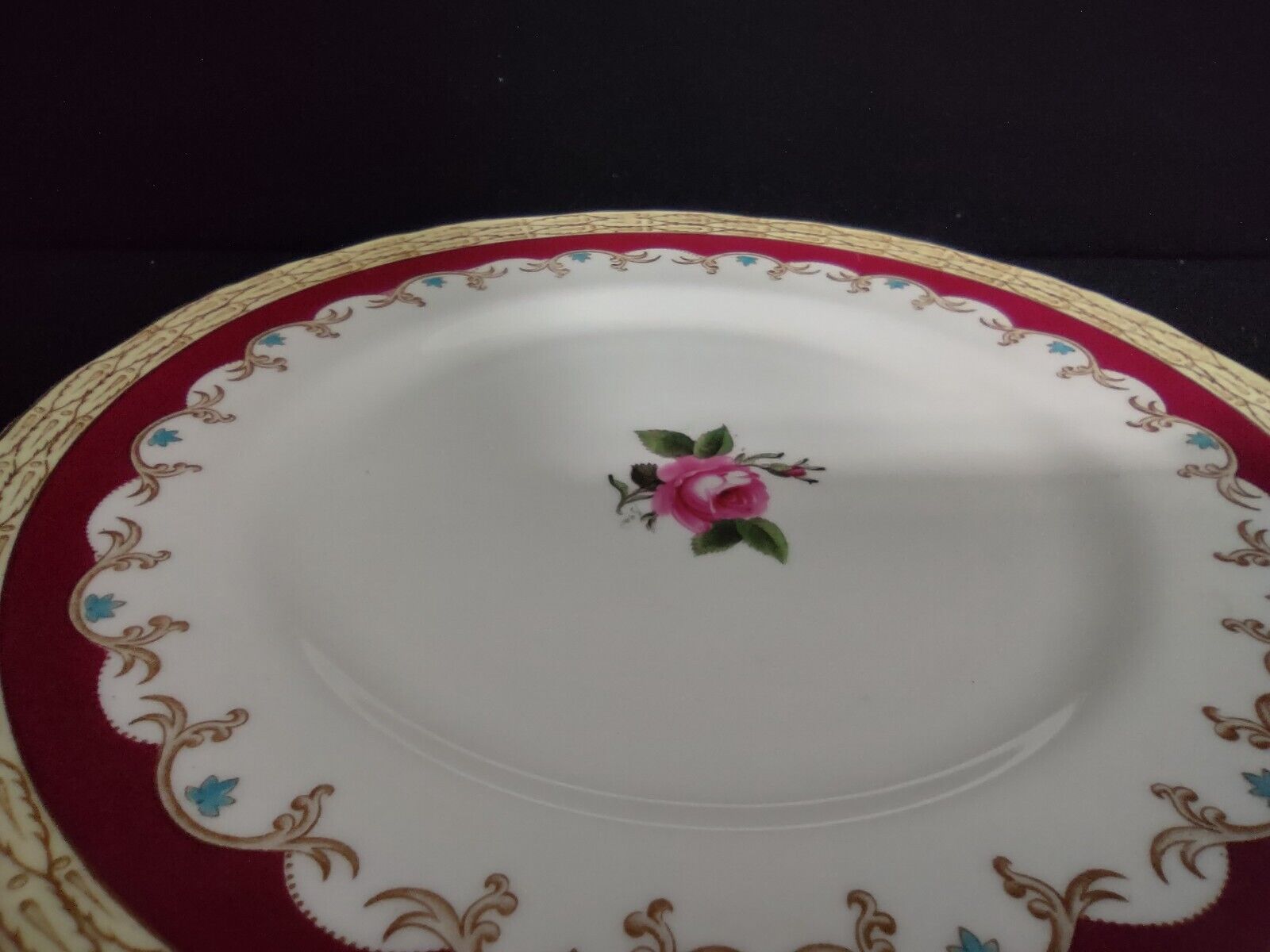 092 Vintage Royal Worcester KILDARE England Dinner Plate Red Rose 10-3/4"