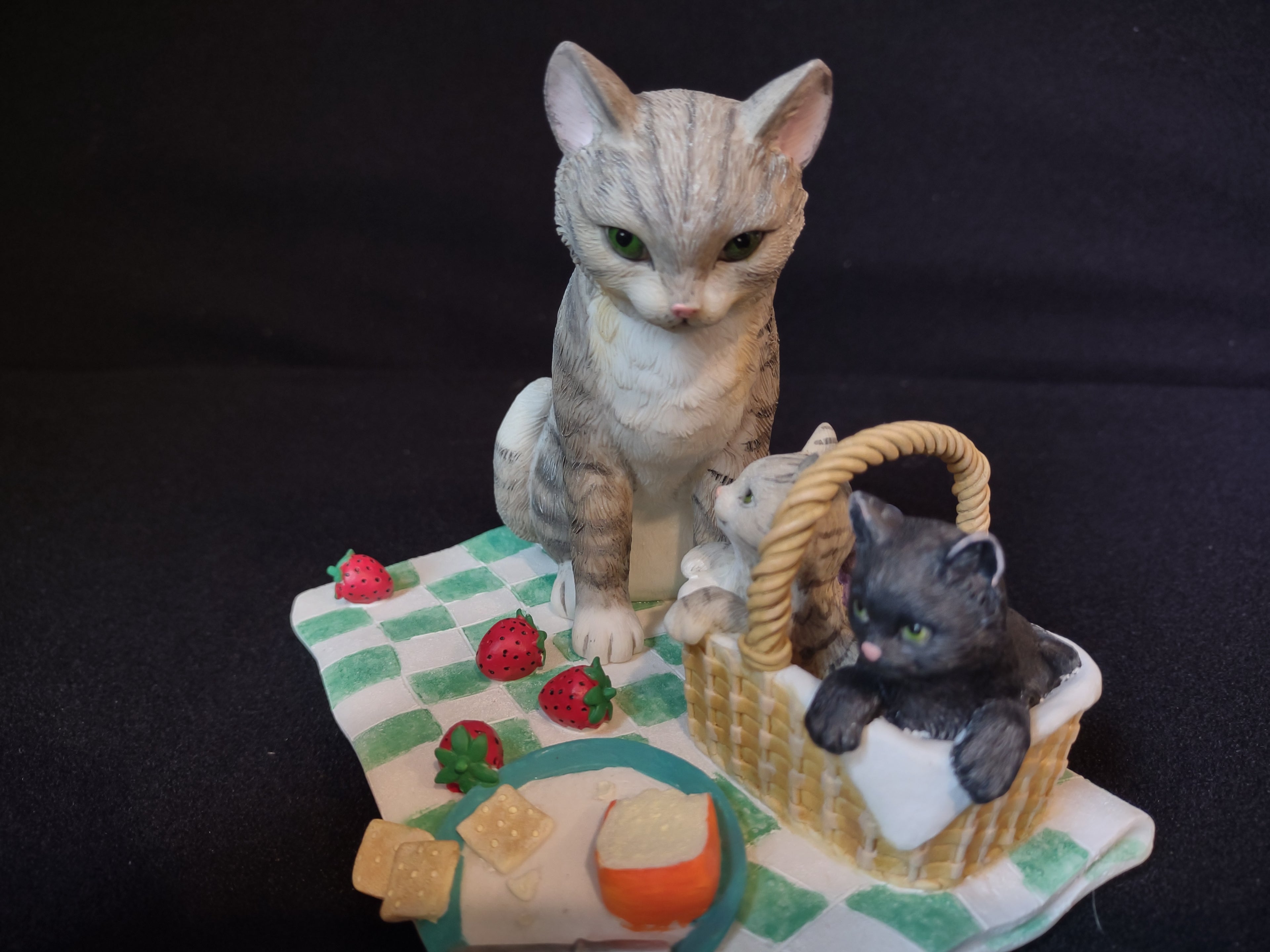 Lenox Family Picnic Mama Cat Kittens Strawberry & Cheese (lot 1633)