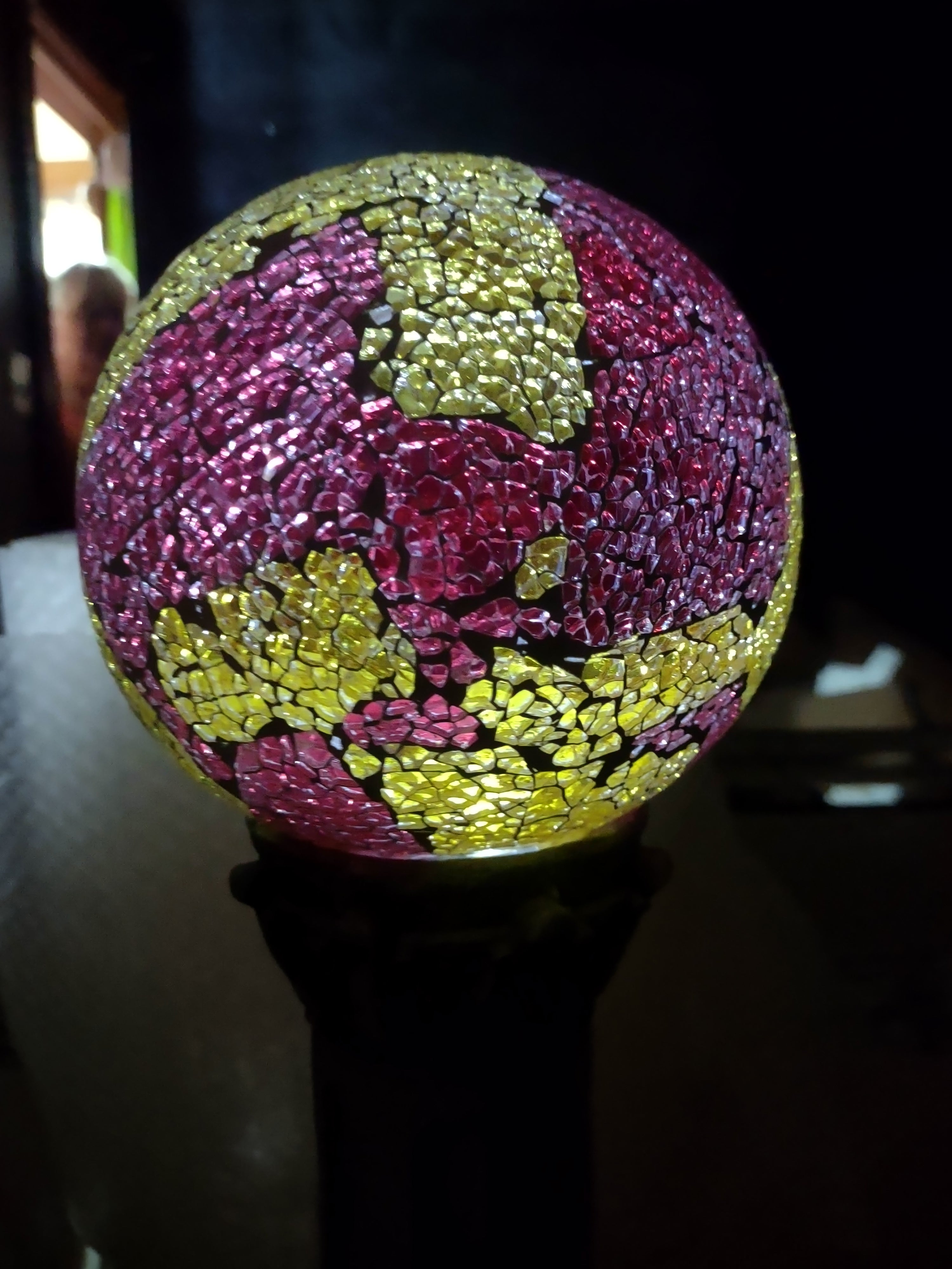 Mosaic Stained Glass Solar Powered Crackled Ball On Pedestal (Lot 3493)