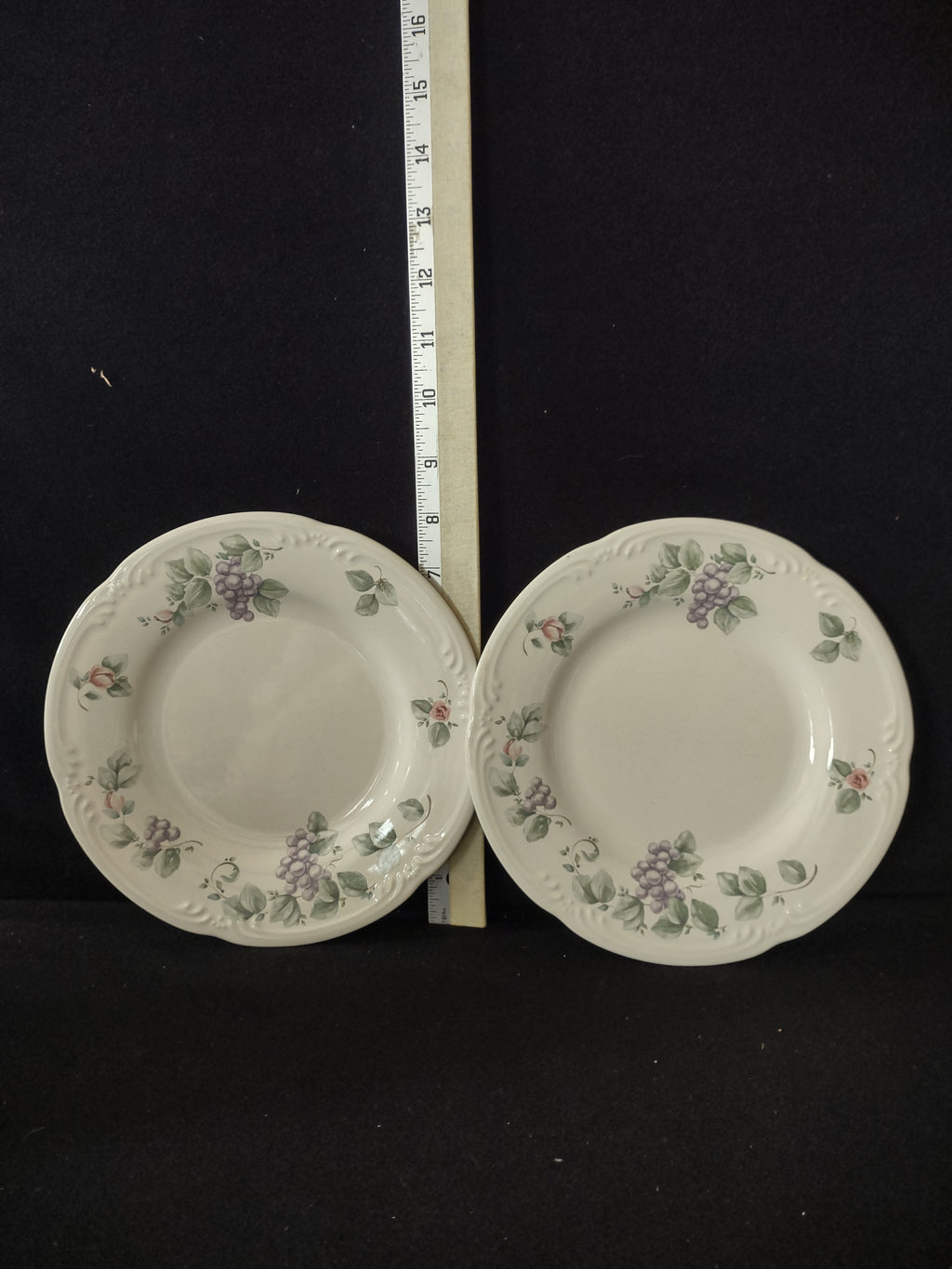 Vintage Pfaltzgraff Grapevine Dessert Plate x 2 Grape Some Scratches (Lot 3871)