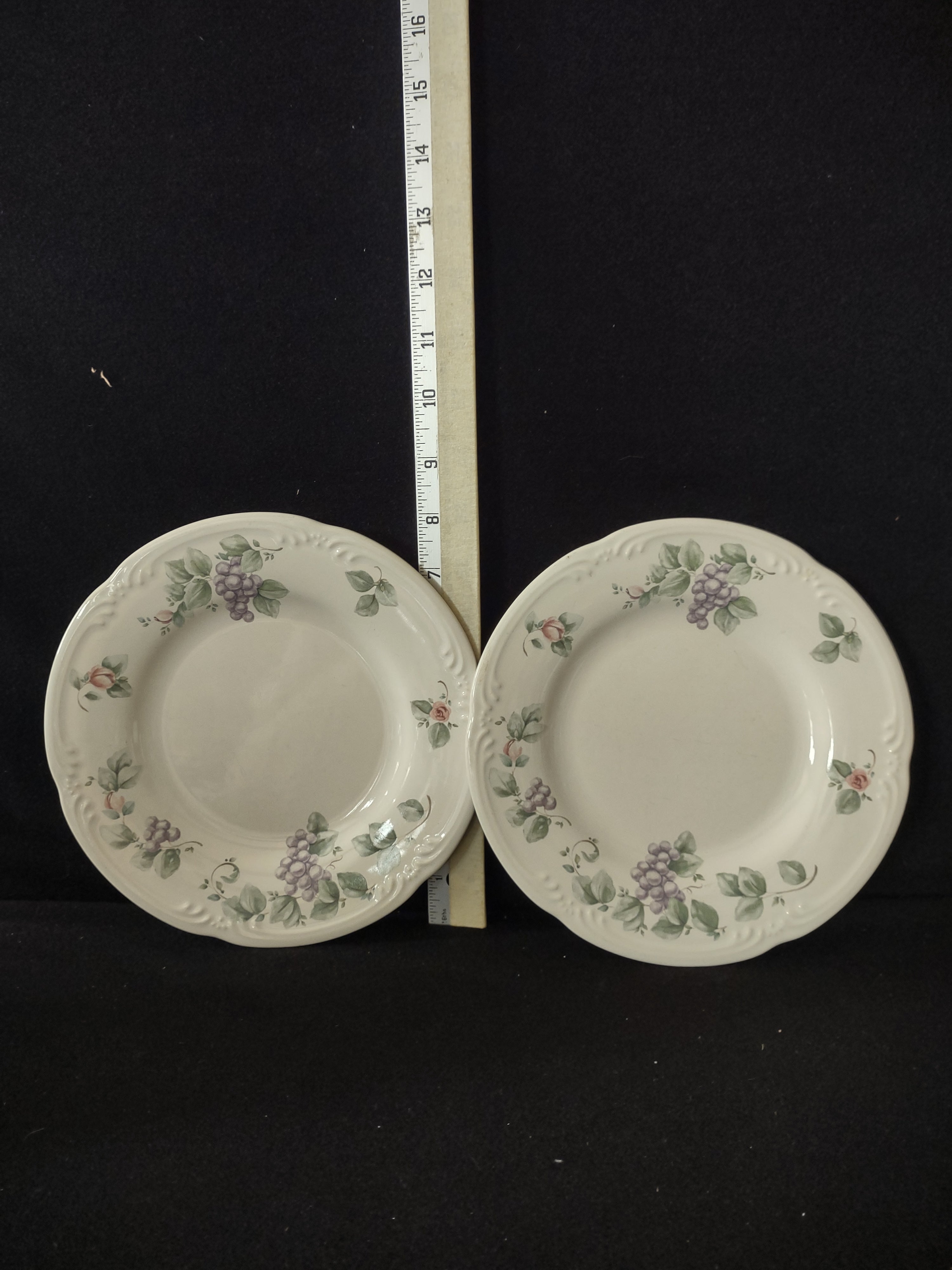 Vintage Pfaltzgraff Grapevine Dessert Plate x 2 Grape Some Scratches (Lot 3871)