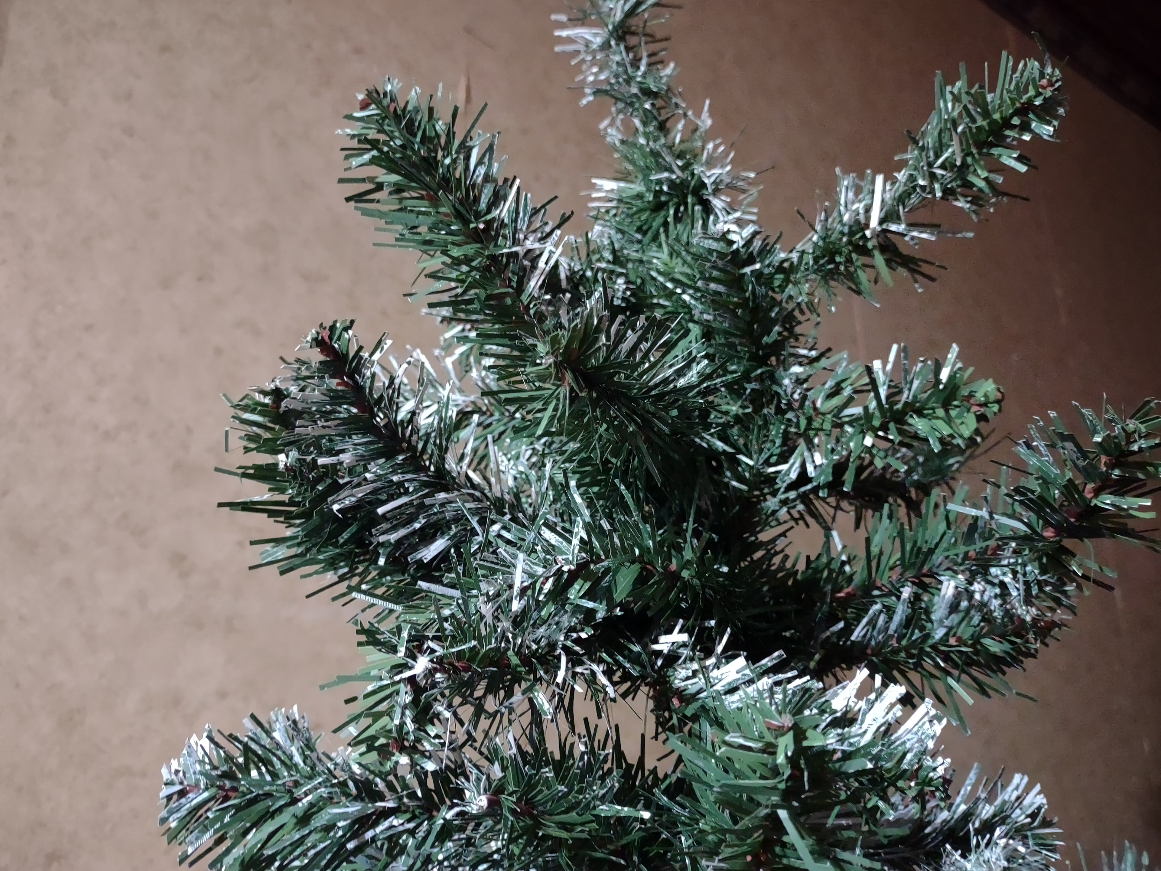 Christmas Artificial Green No Lights Sprayed with Snow (lot 3382)