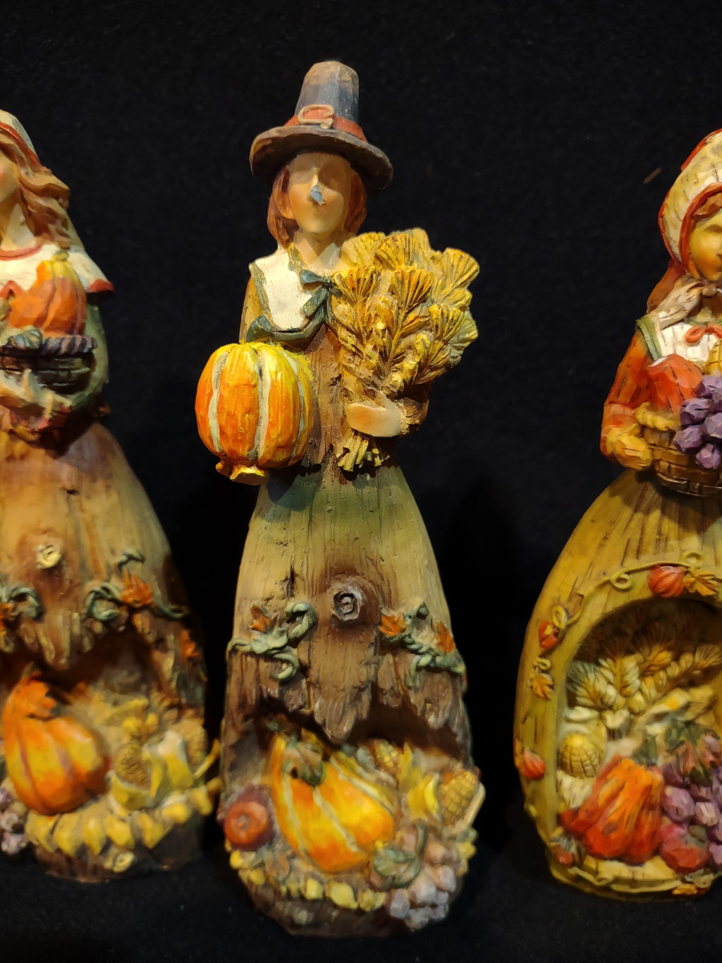Thanksgiving Holiday Pilgrim Family Pumpkins Grapes Corn Wheat (Lot 4609)