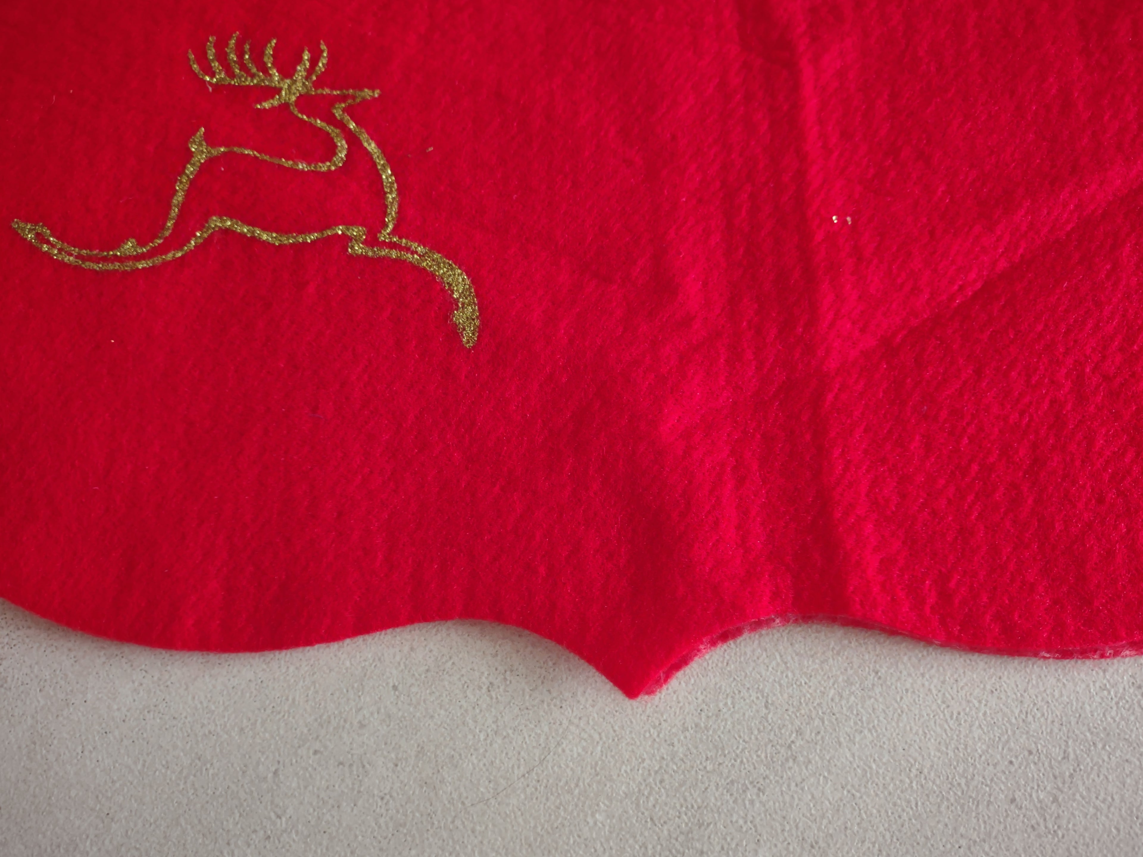 Christmas Tree Skirt Red Gold Reindeer Snowflake (lot 1330)
