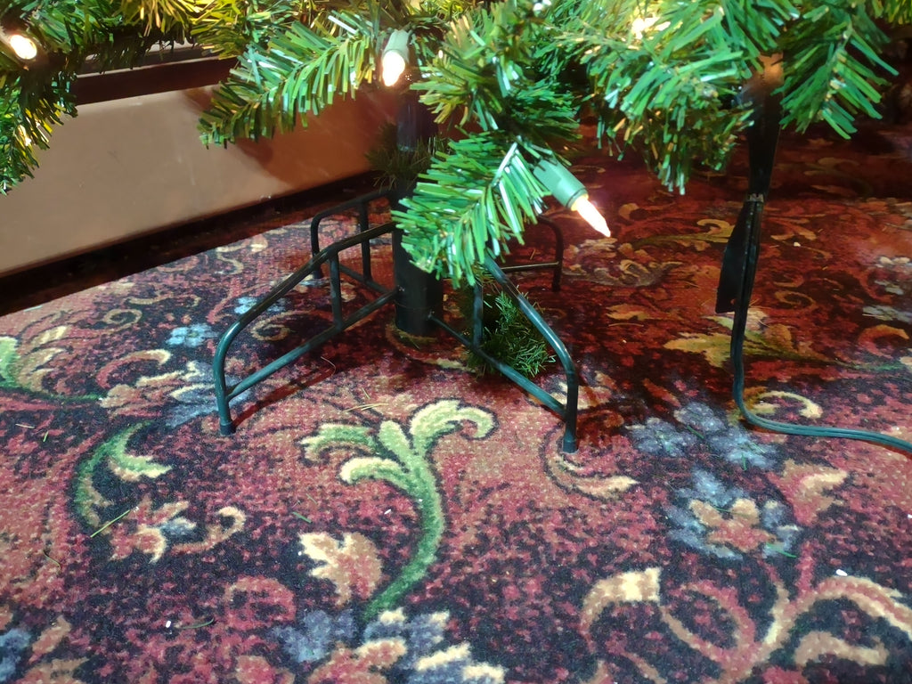 Christmas Slim Artificial Prelit 6 ft Tree (lot 3408)