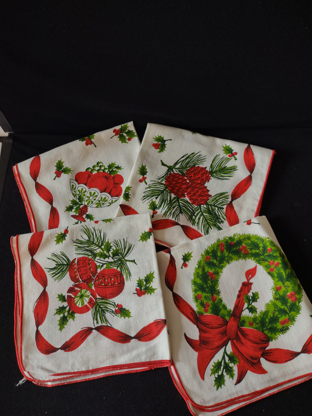 Christmas Napkins Fruit Bowl Holly Ornaments Wreath Set of 4 (Lot 4335)