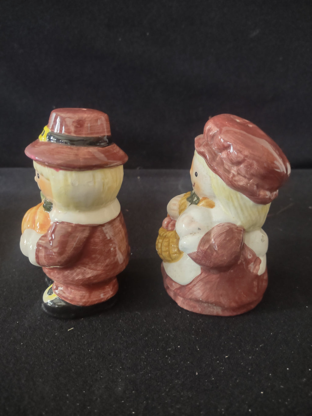 Thanksgiving/Fall Ceramic Pilgrim Salt And Pepper Shakers (Lot 3445)