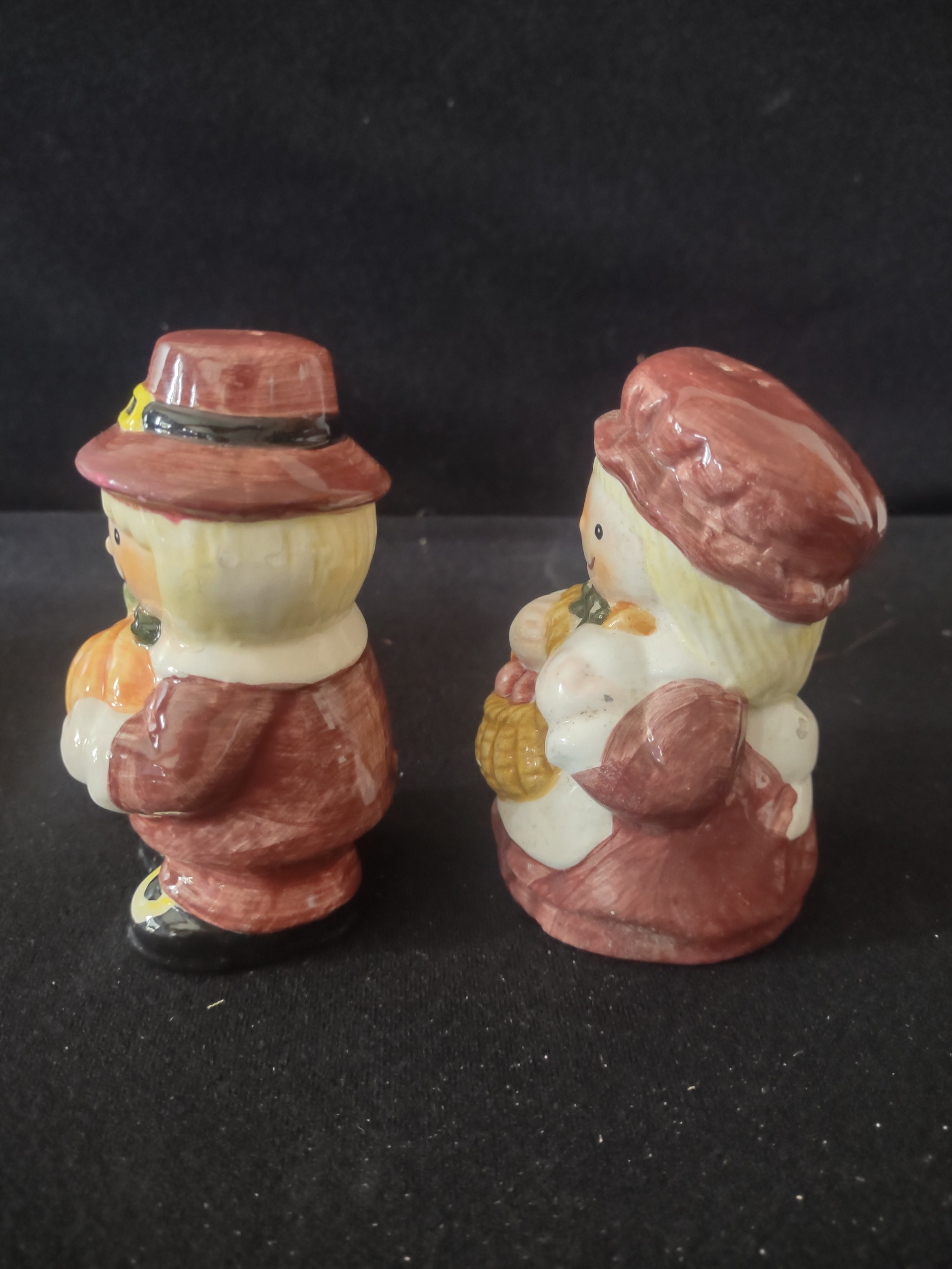Thanksgiving/Fall Ceramic Pilgrim Salt And Pepper Shakers (Lot 3445)