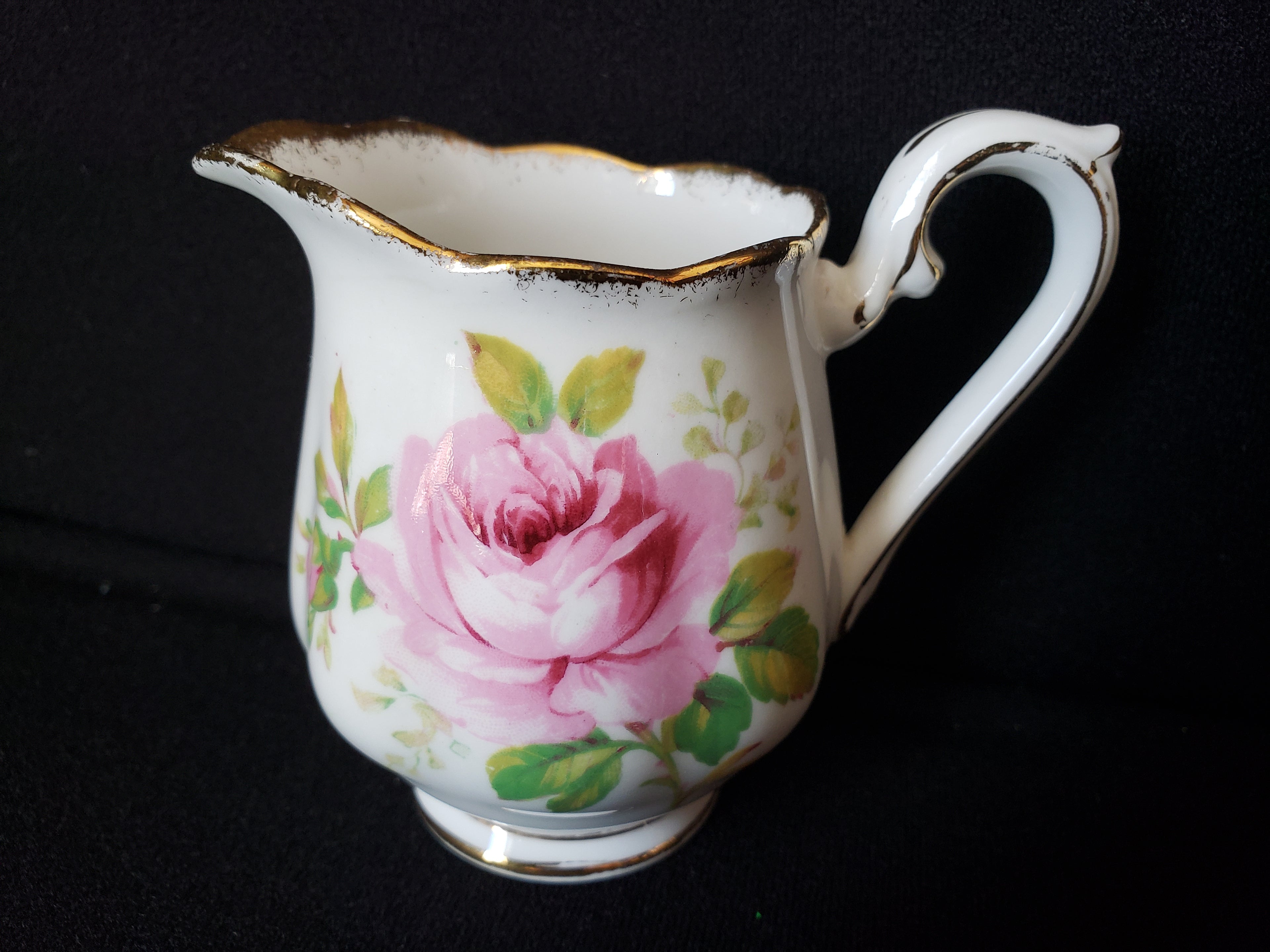 Vintage Royal Albert American Beauty Creamer (lot 2046)