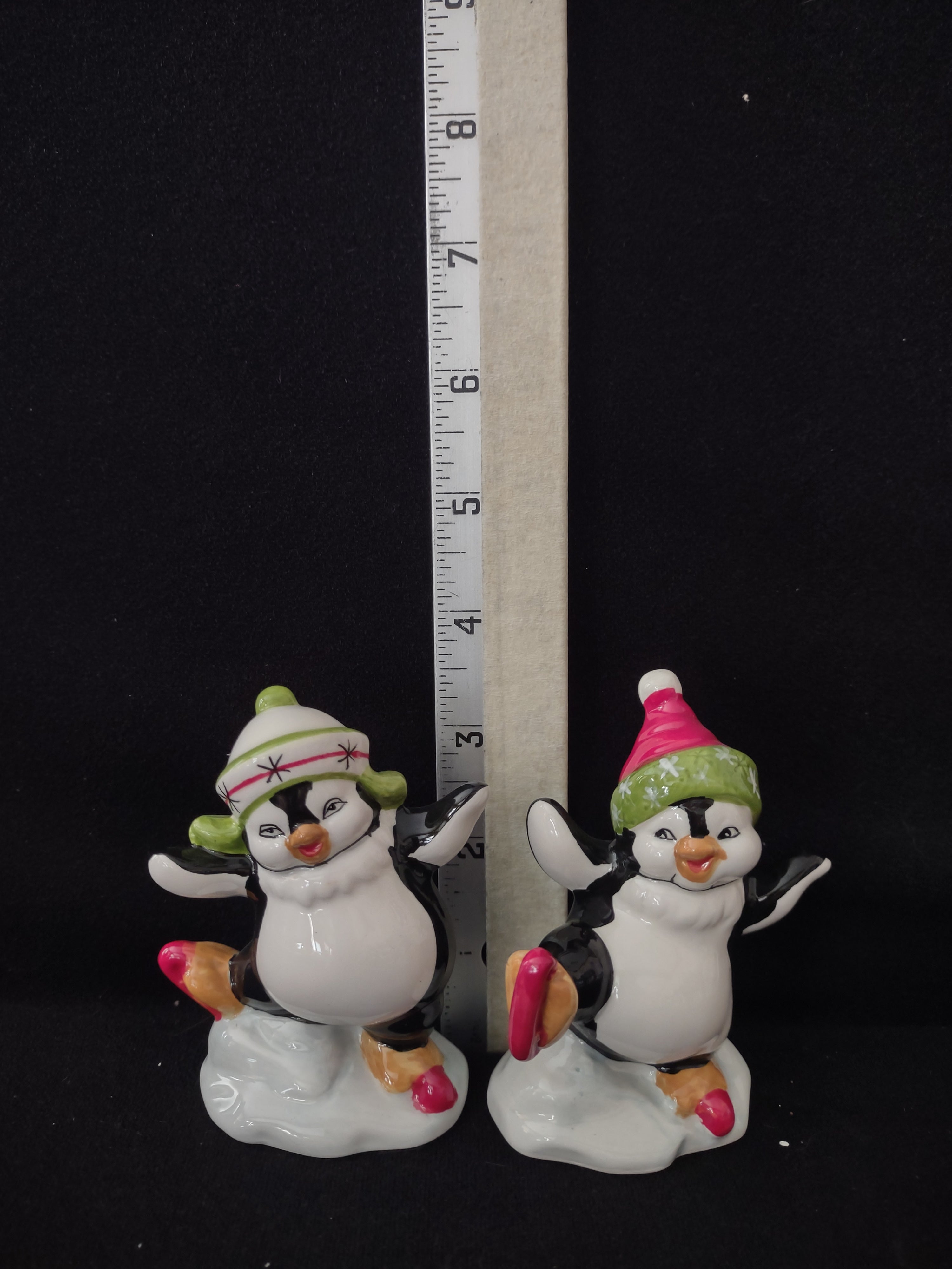 Vintage Christmas Penguins Skates Salt Pepper Set (Lot 4089)