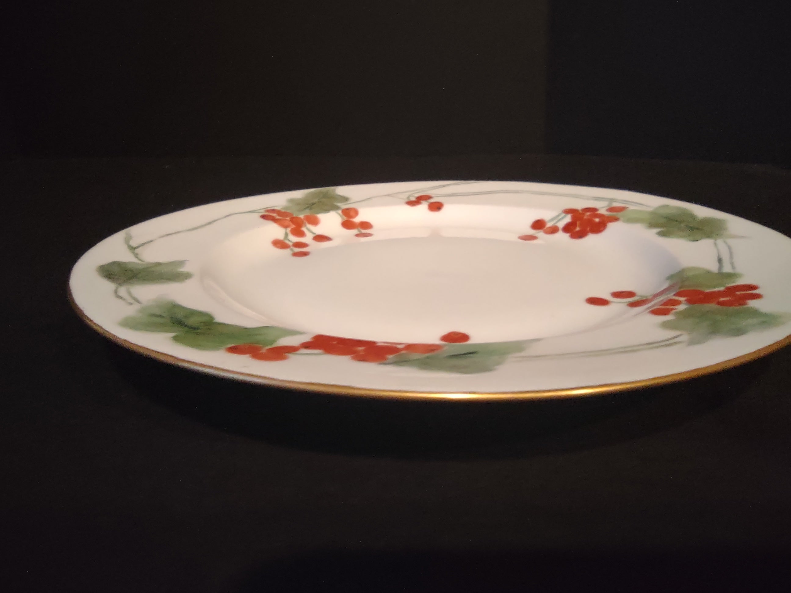Haviland France Limoges Luncheon Plate Cranberries Christmas (lot 1008)