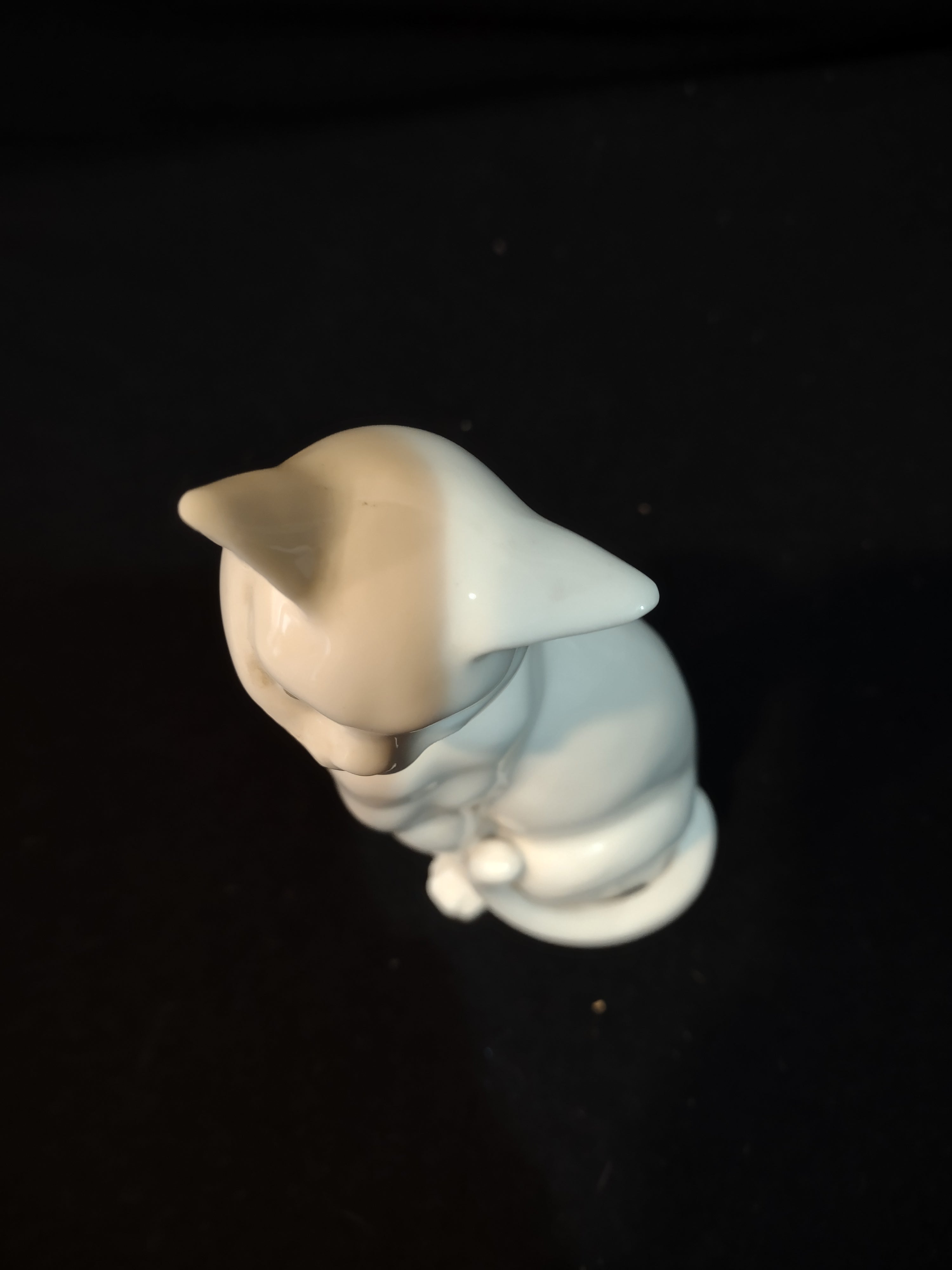 Vintage White Glaze Porcelain 7" Sitting Cat Figurine (Lot 5363)