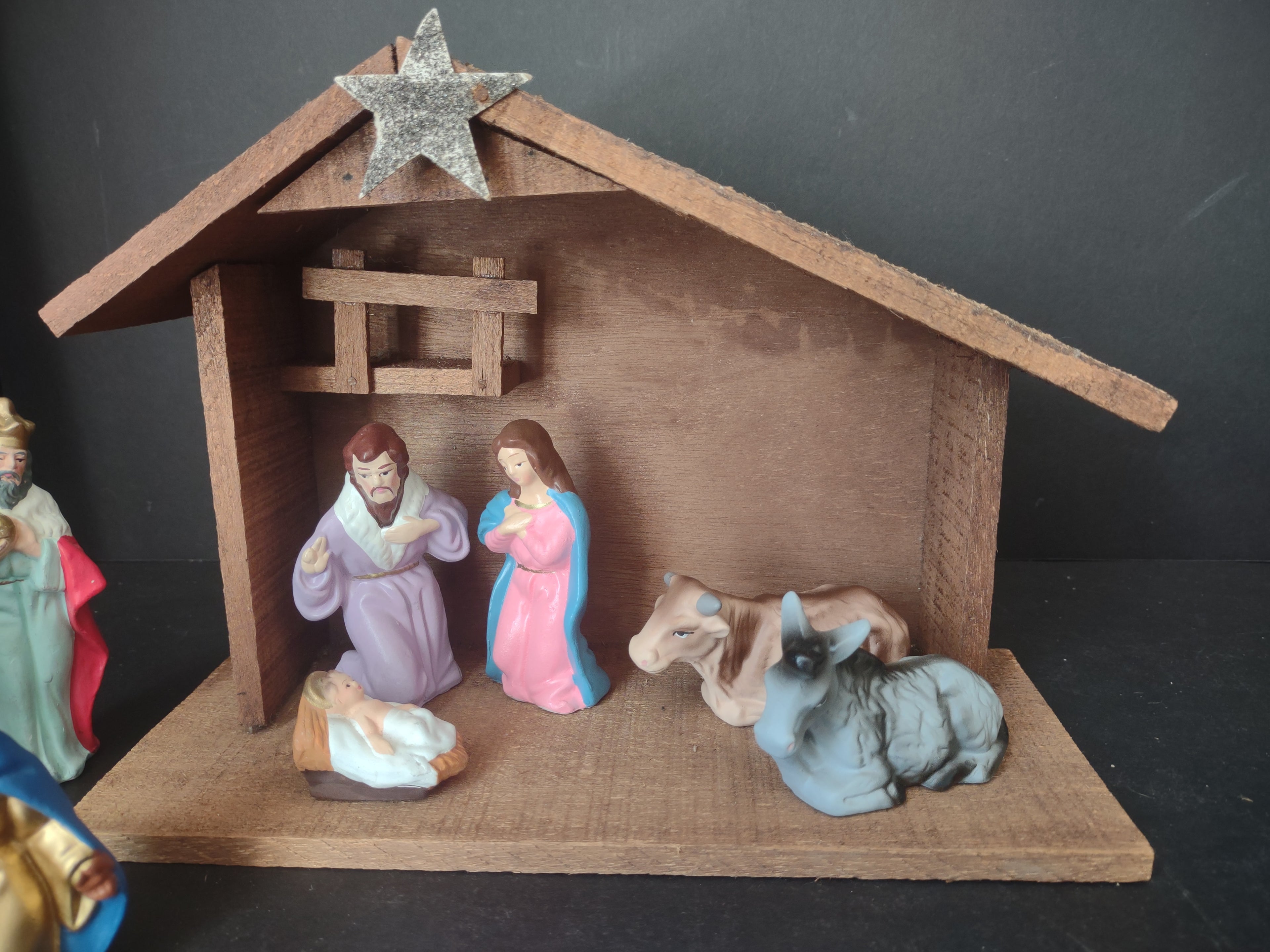 Vintage Japan Nativity Set Ceramic with Creche (lot 2305)