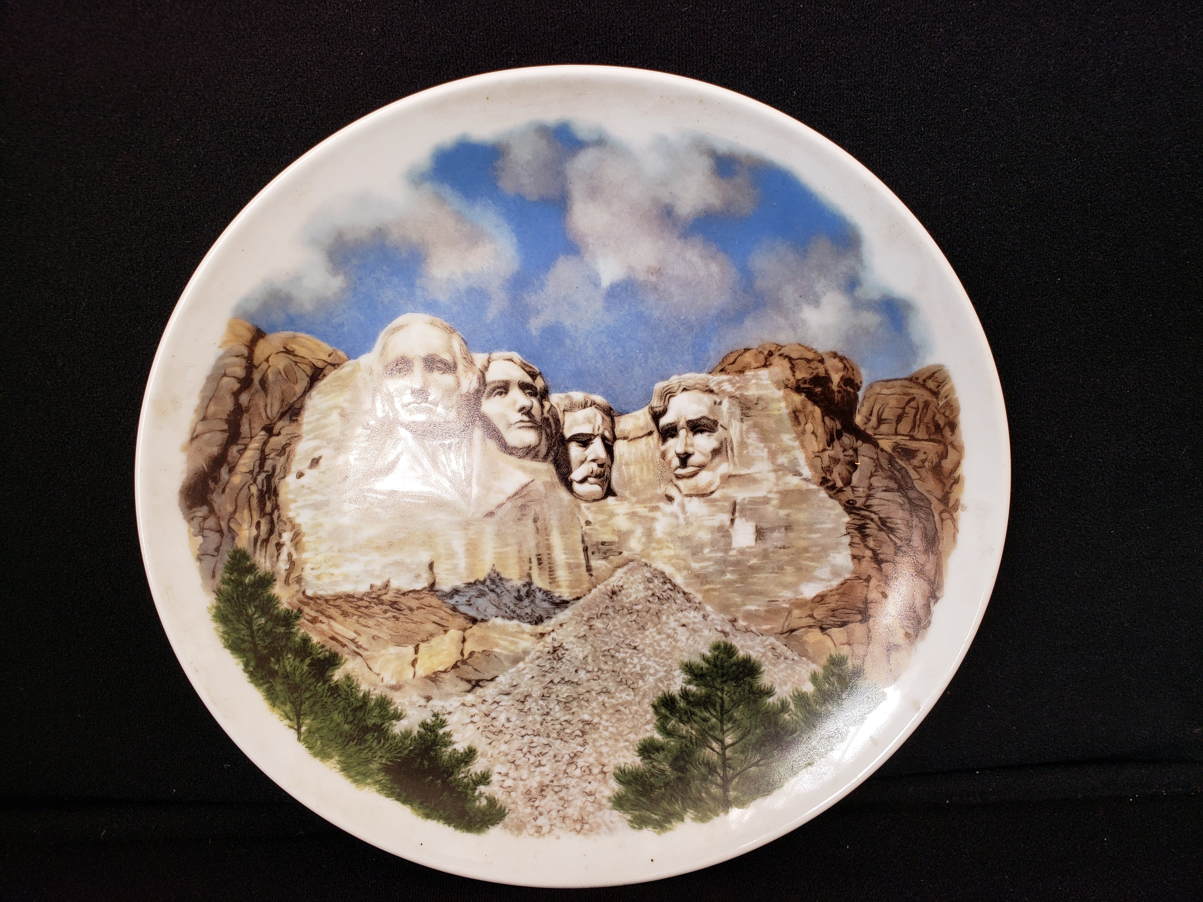 Decorative Collectible Patriotic Plate Mount Rushmore 8-1/2" (lot 2162)