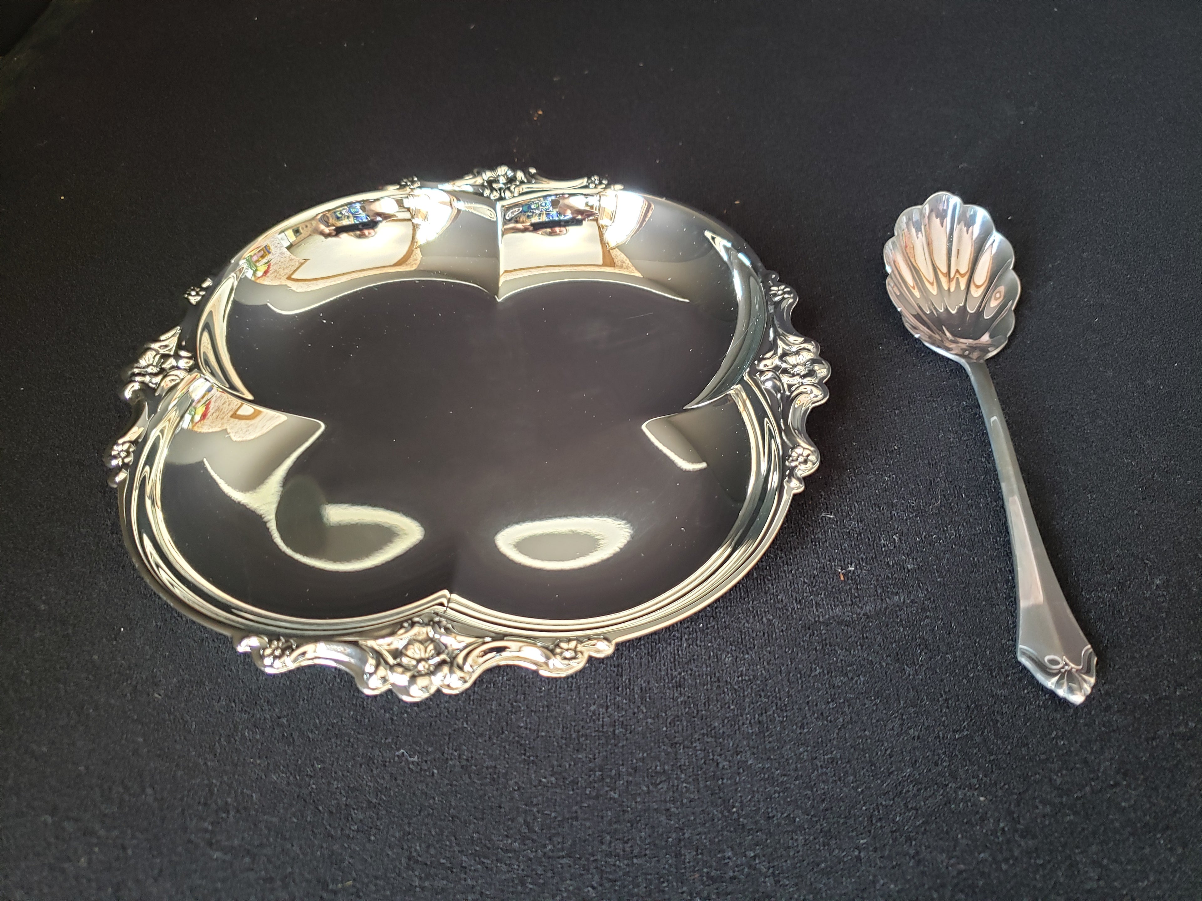 Vintage Oneida Silverplated 2 piece Party Dessert Set Tray Spoon (lot 2169)