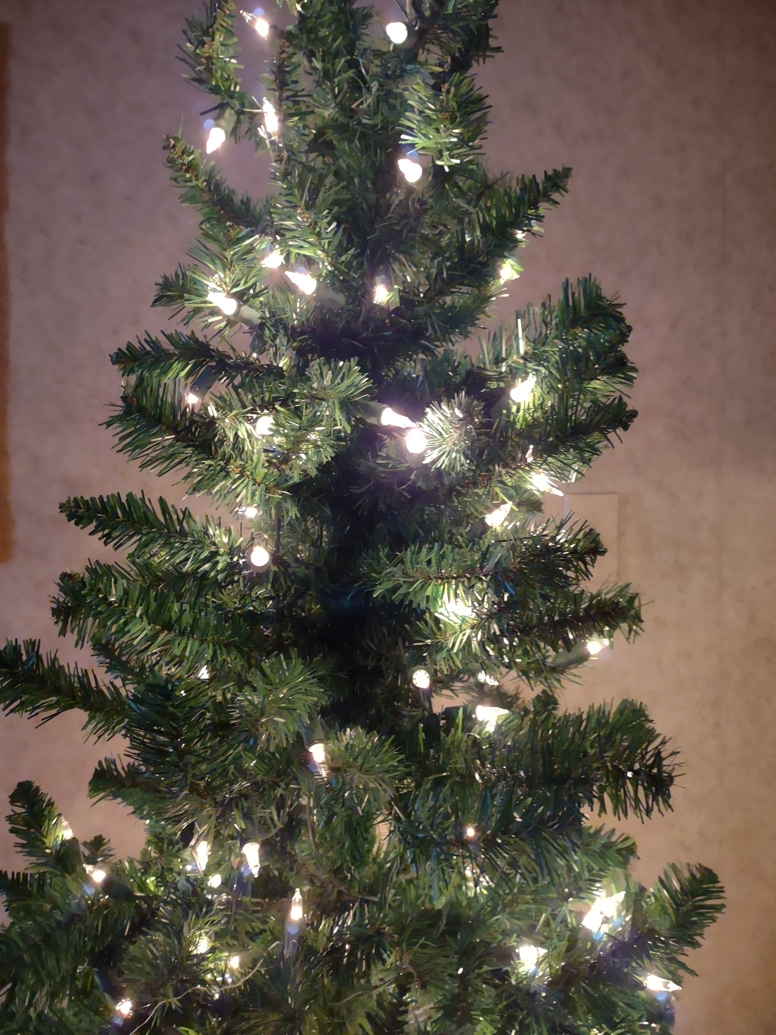 Christmas Slim Artificial Prelit 6 ft Tree (lot 3408)