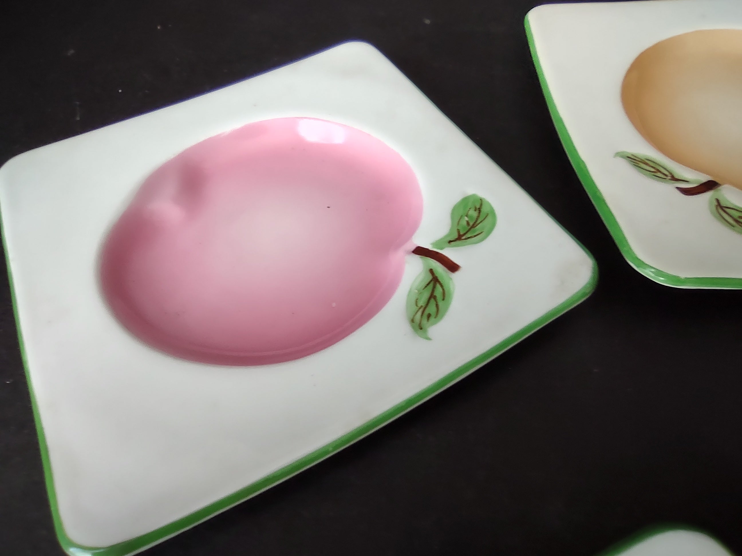 England Chelsea Set of 4 Small Square plates Apple Design (lot 1132)