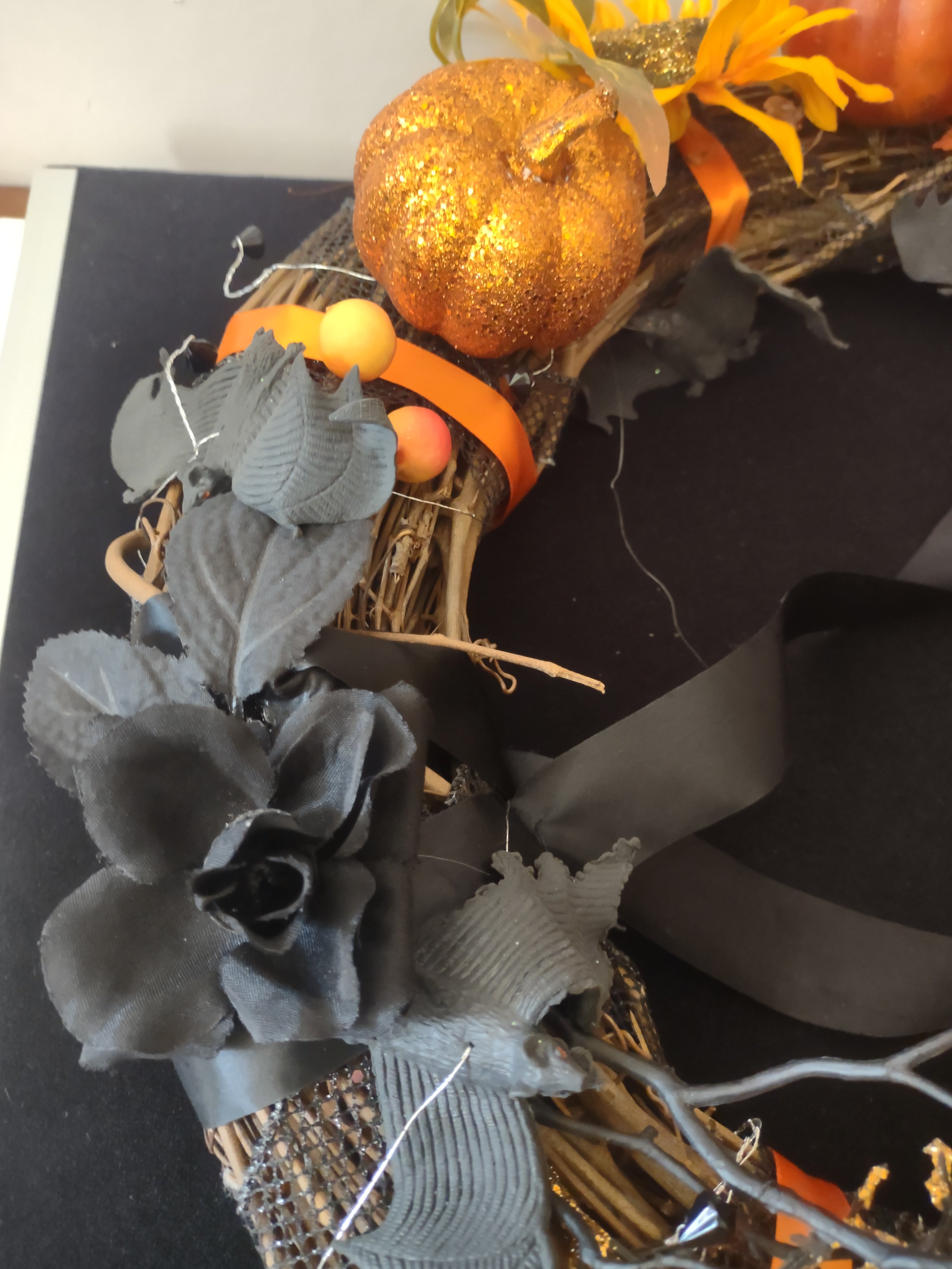 Halloween/Fall Black Rose Bats Pumpkins Leaves Grape Vine Wreath (Lot 3461)