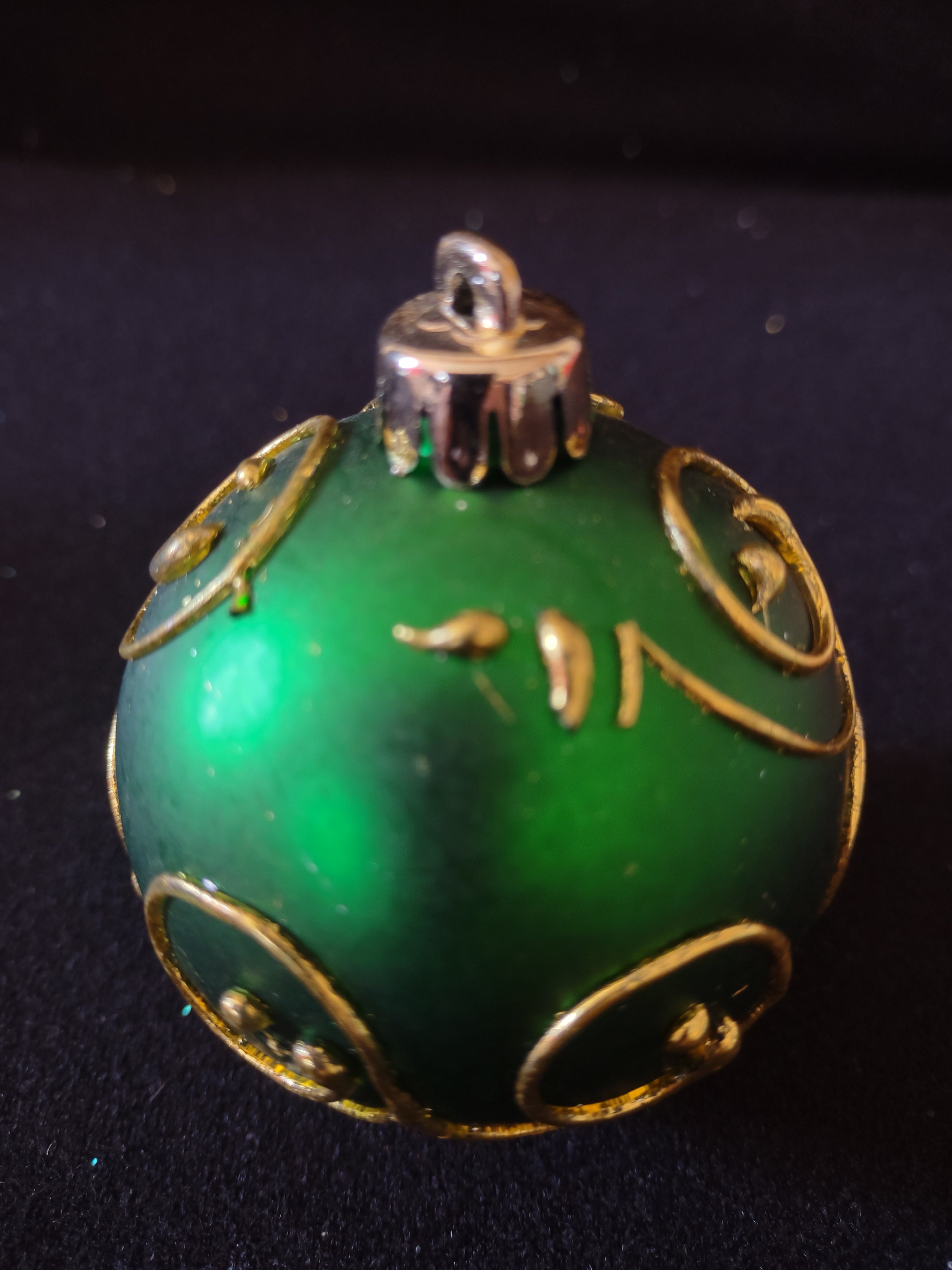 Christmas Ornaments Plastic 4 Green/Gold 4 Fuchsia/Silver 2 1/2" (Lot 4397)
