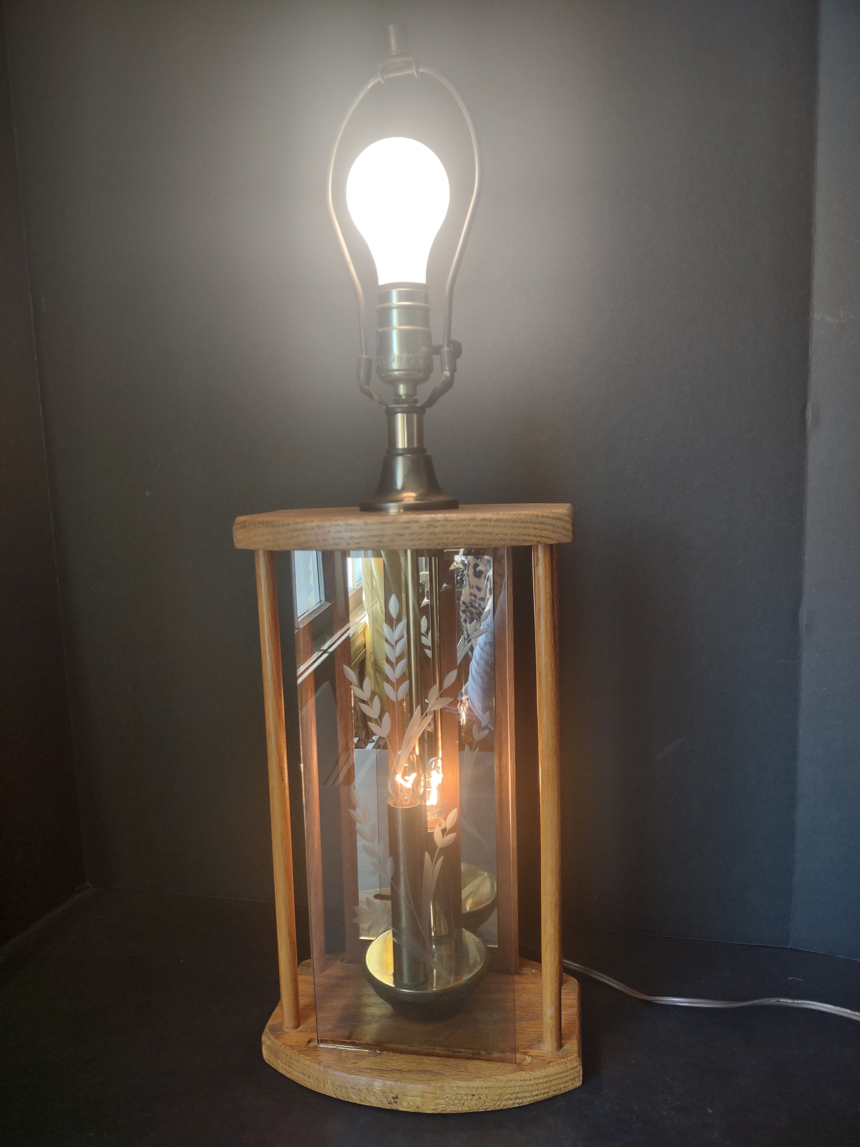 Vintage Retro Wood Table Lamp Etched Glass (lot 1745)
