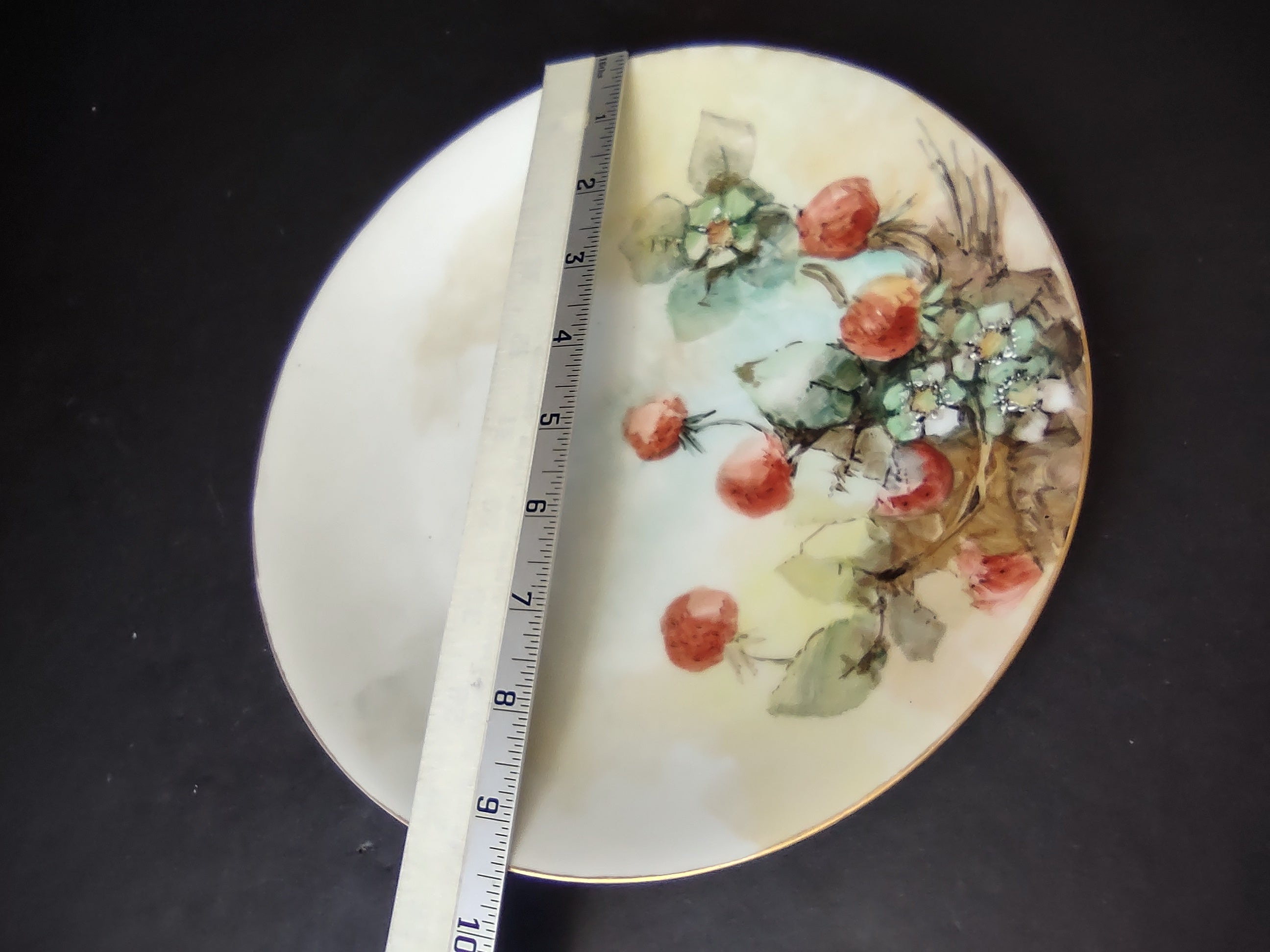 TV Limoges France Cabinet Strawberry Design 9-1/2" Plate (lot 1113)