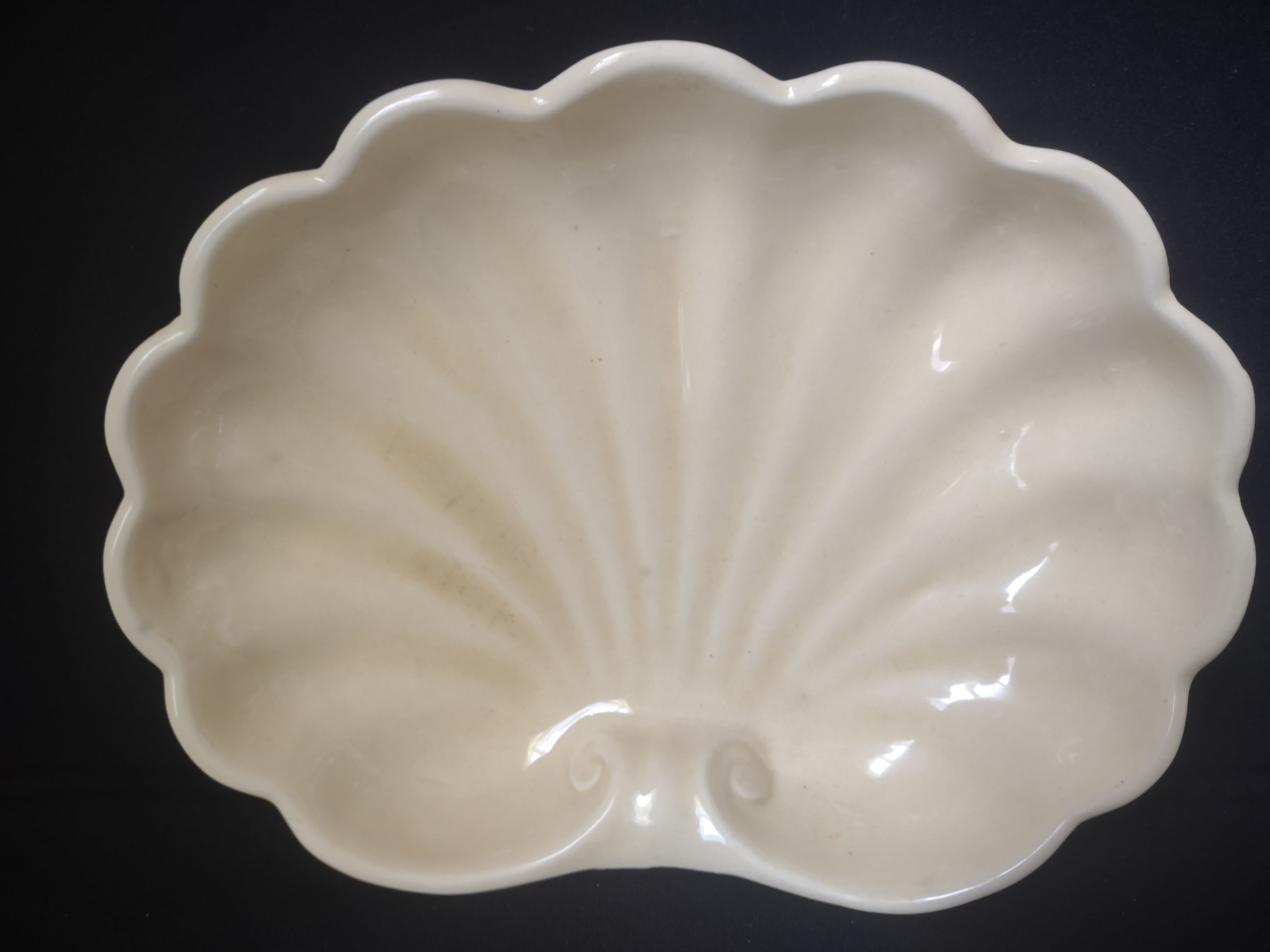 Ceramic Yellow Shell Shaped Dish 11" x 8" (lot 1689)