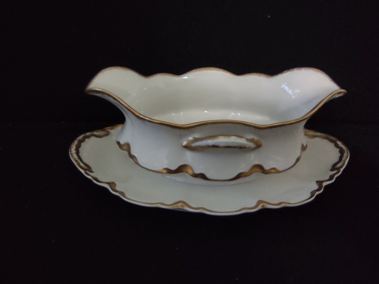 Haviland Limoges Gravy Boat Plate Attached Gold Trim (lot 306)
