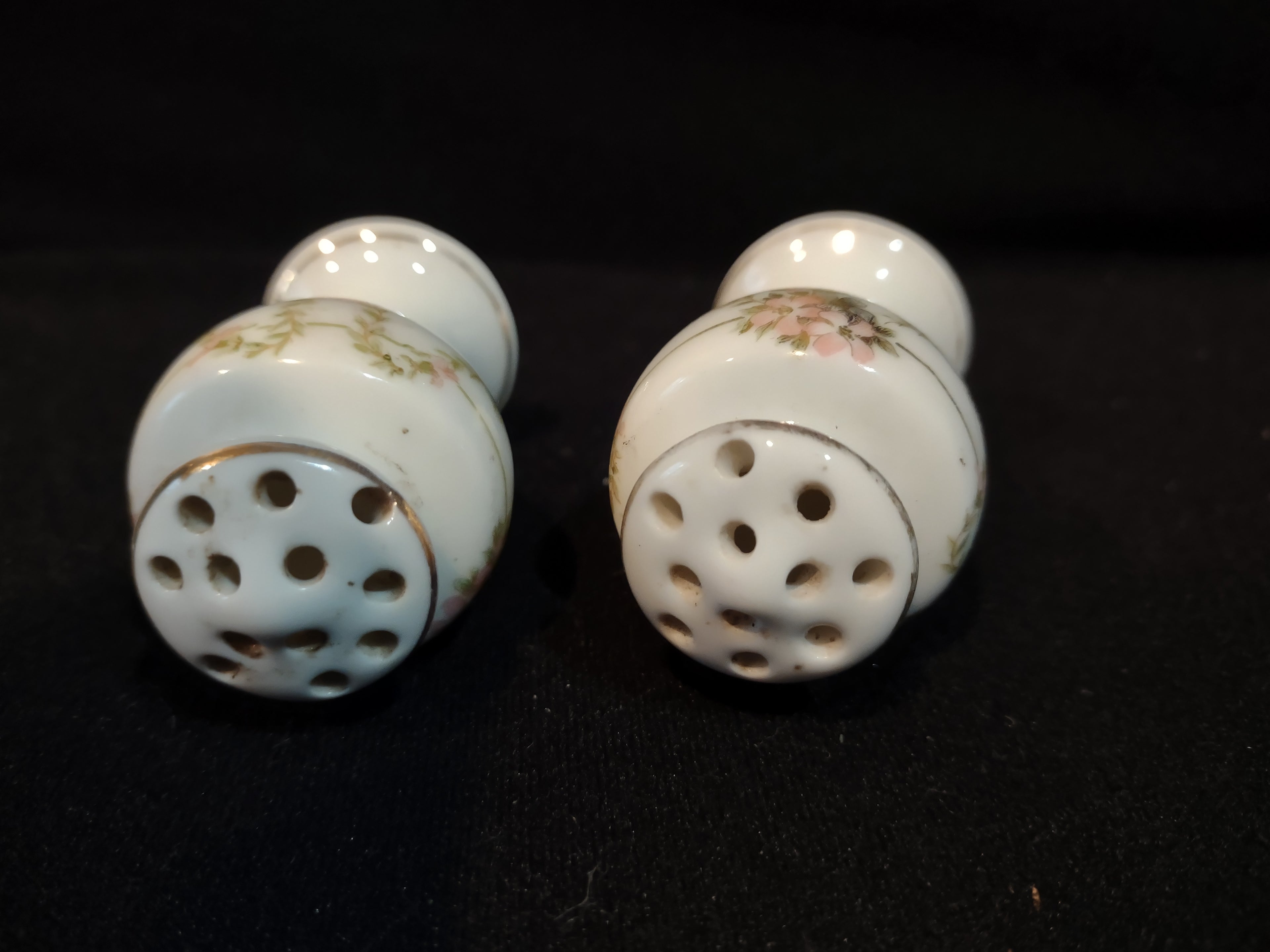 Vintage Small Salt and Pepper Shaker Japan Garland Floral (lot 5368)
