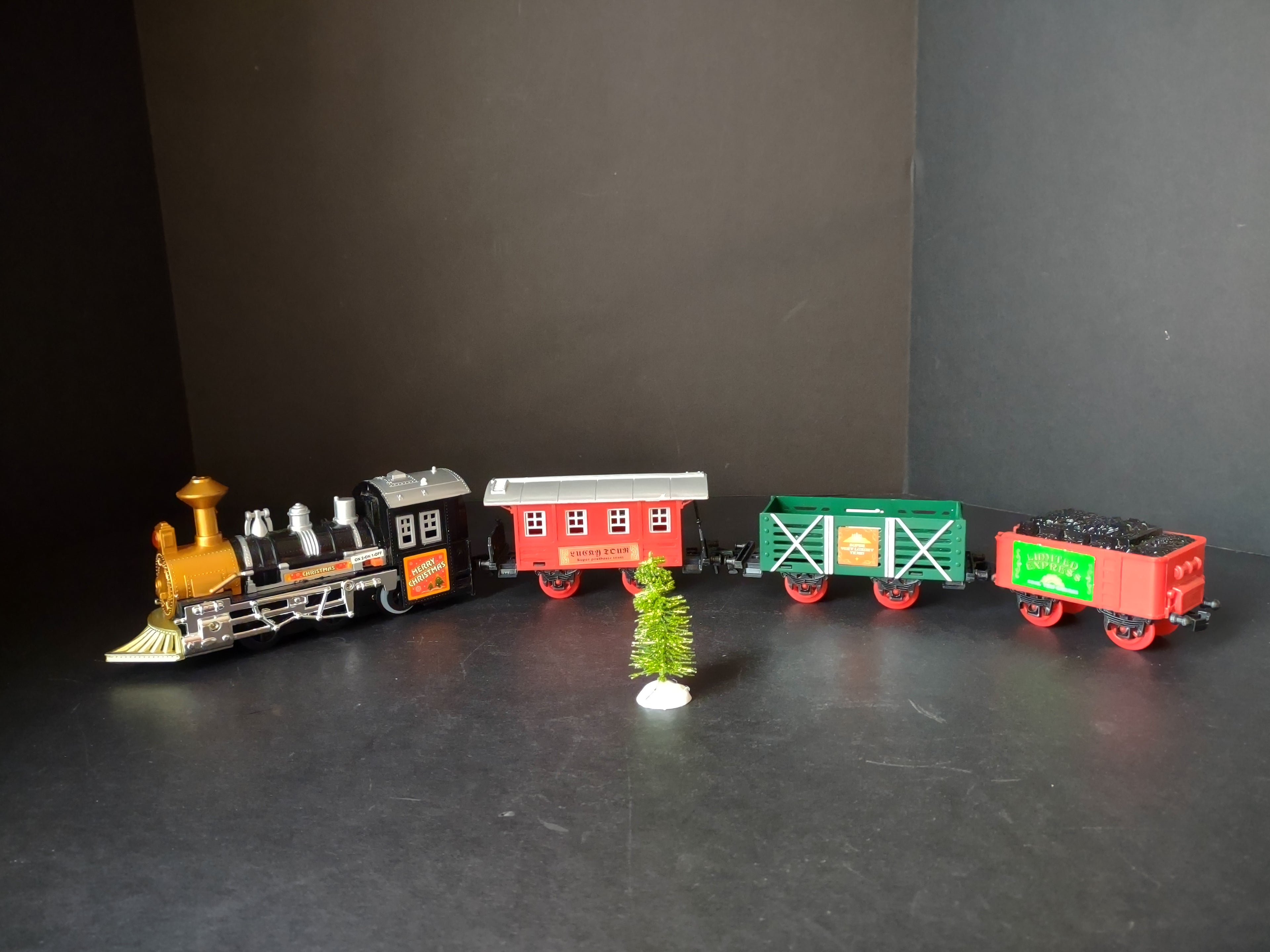Christmas 3 Wagon Train Round Track (lot 1377)