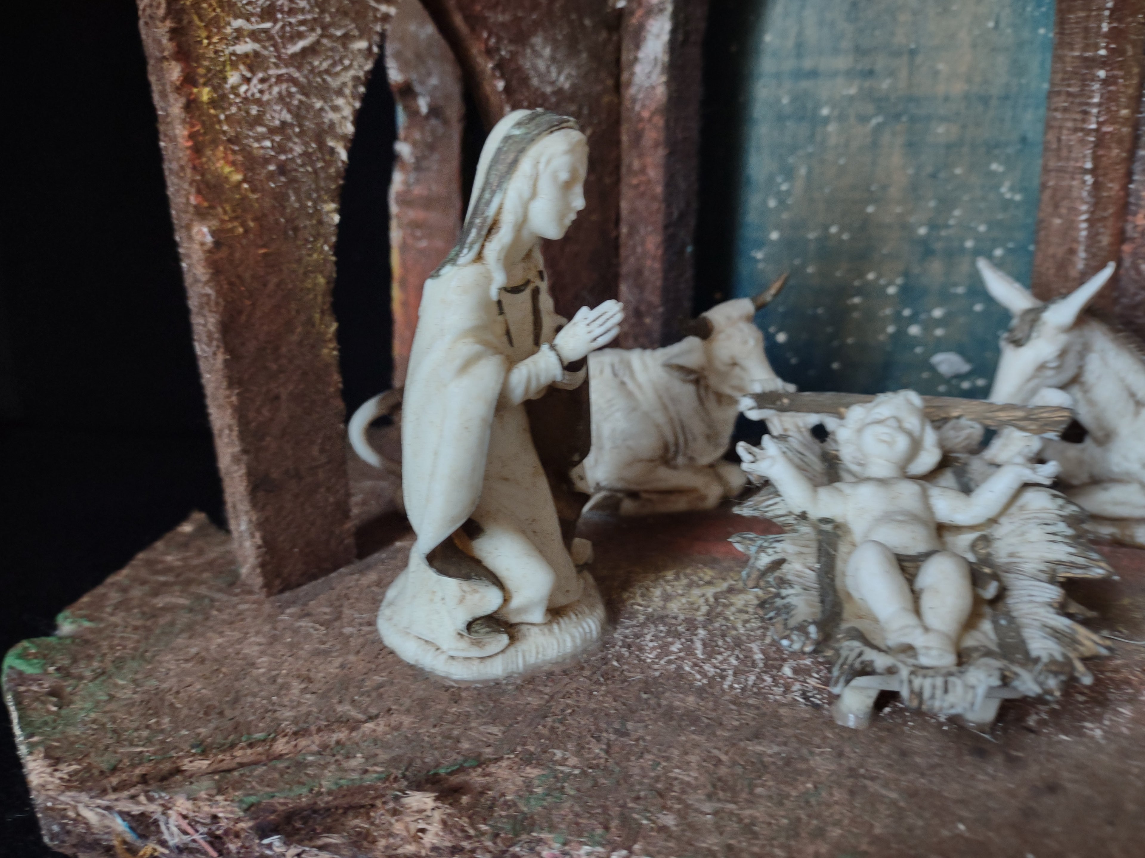 Christmas Nativity Scene Figurines Attached (lot 1596)
