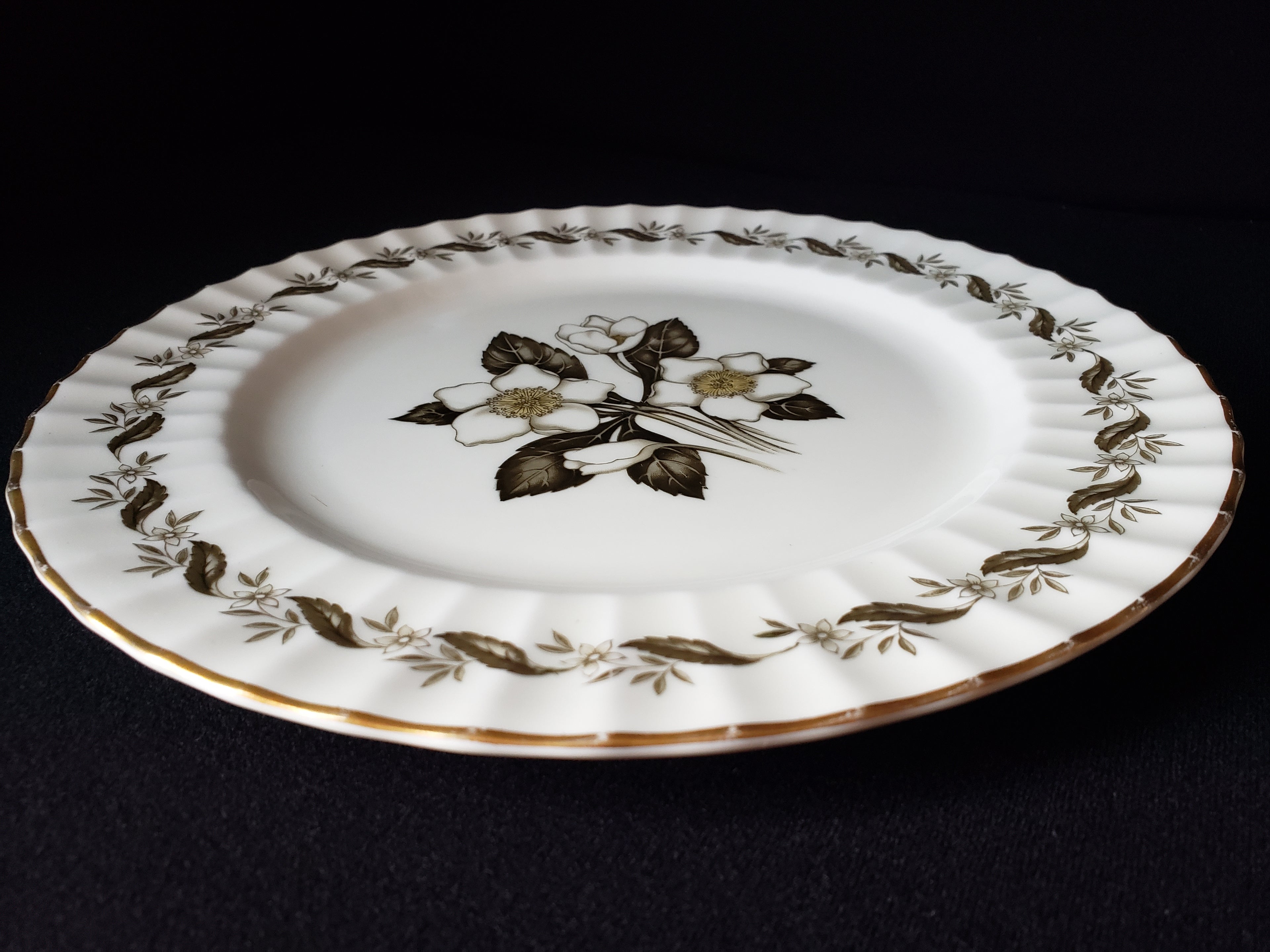 Vintage Royal Worcester Engadine Dinner Plate 10-1/2" (lot 2130)