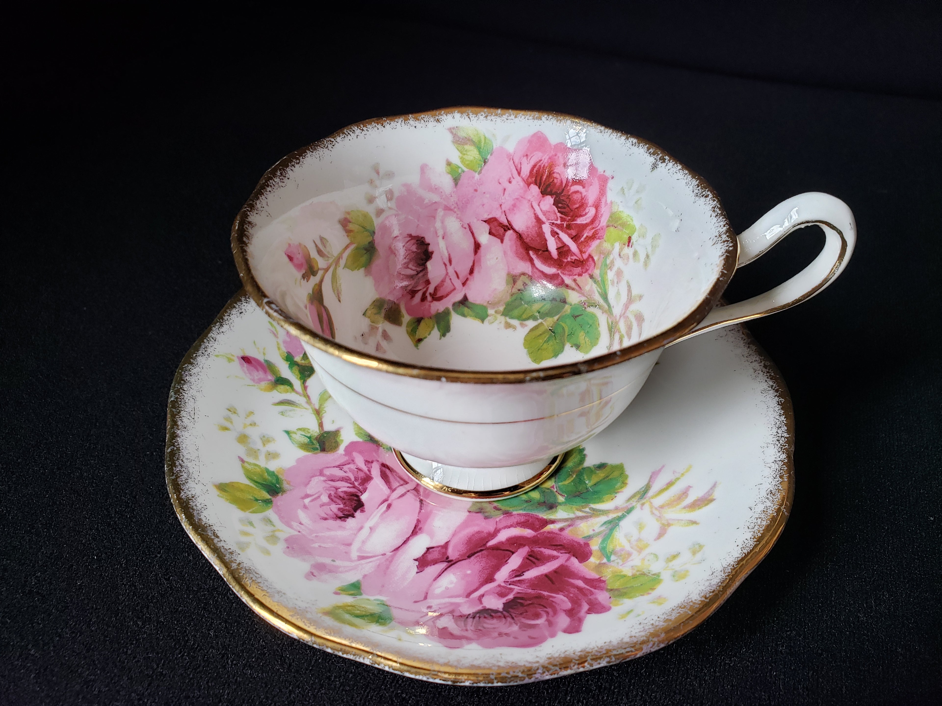 Vintage Royal Albert American Beauty Tea Cup with Saucer (lot 2048)