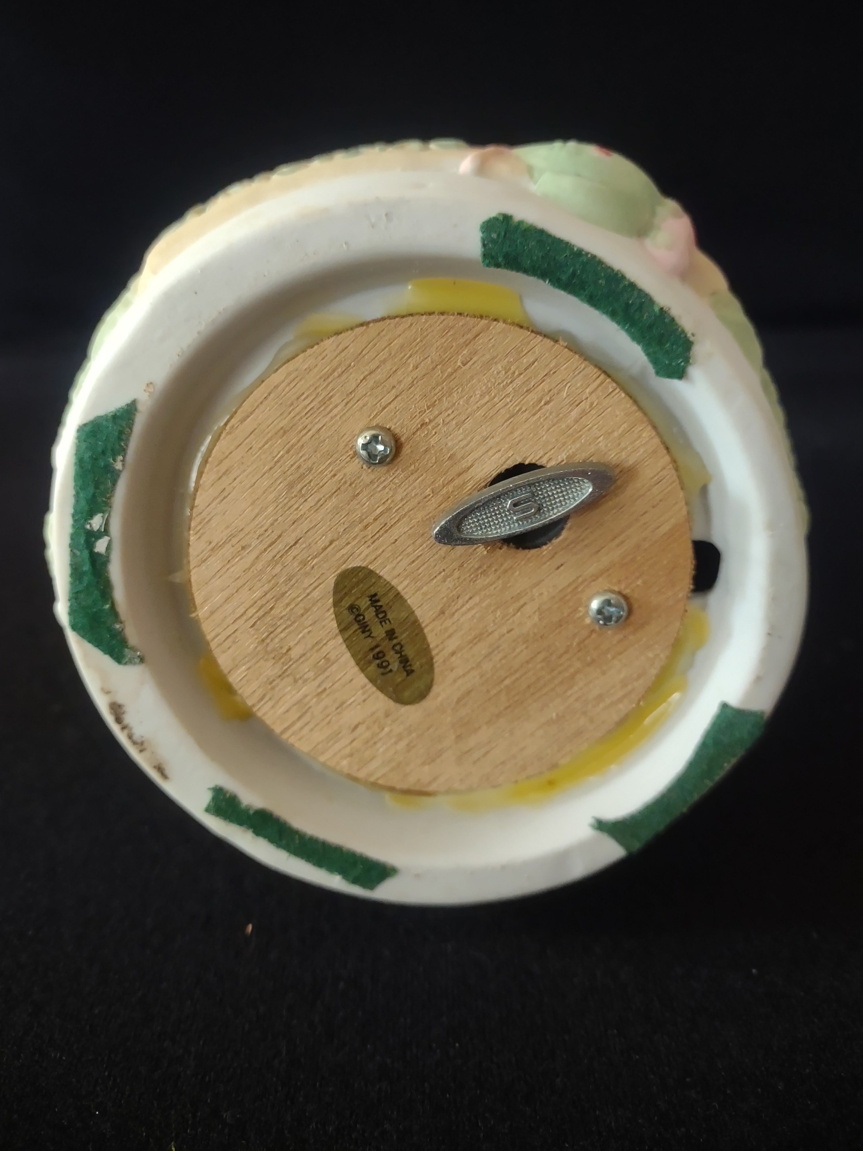 Vintage Porcelain Music Box Plays Santa Claus Is Coming To Town (Lot 3553)