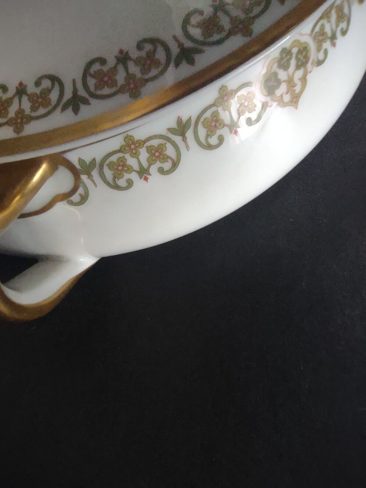 Haviland Limoges Round Soup Tureen Four Leaf Flower Green Red (lot 527)