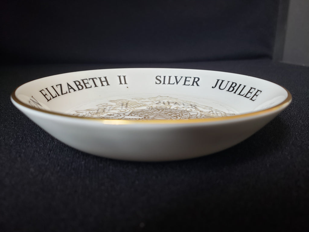 Vintage Royal Worcester H.M. Queen Elizabeth II Jubilee Dish 4-1/2" (lot 2085)